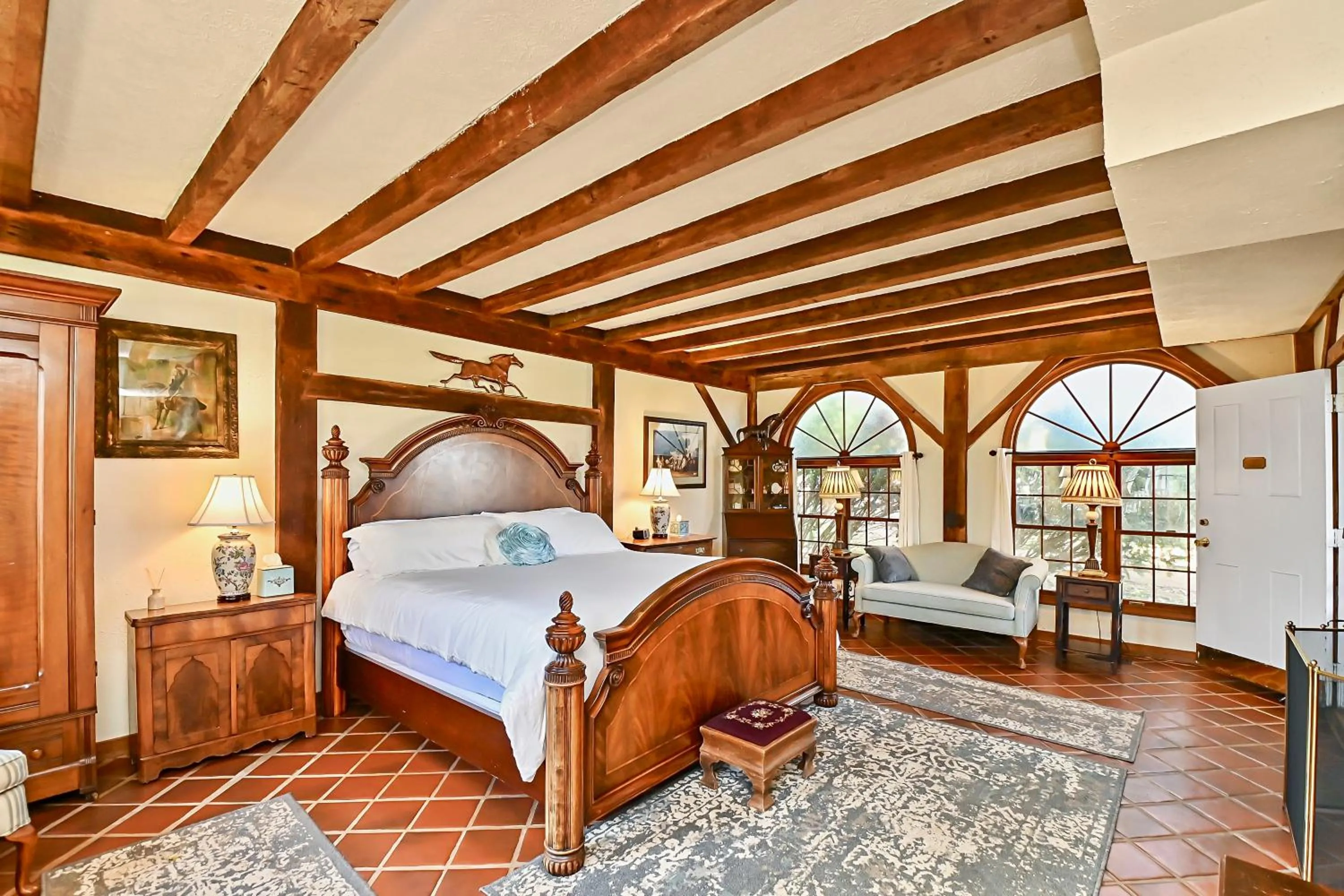 Bed in Prospect Hill Inn & Restaurant