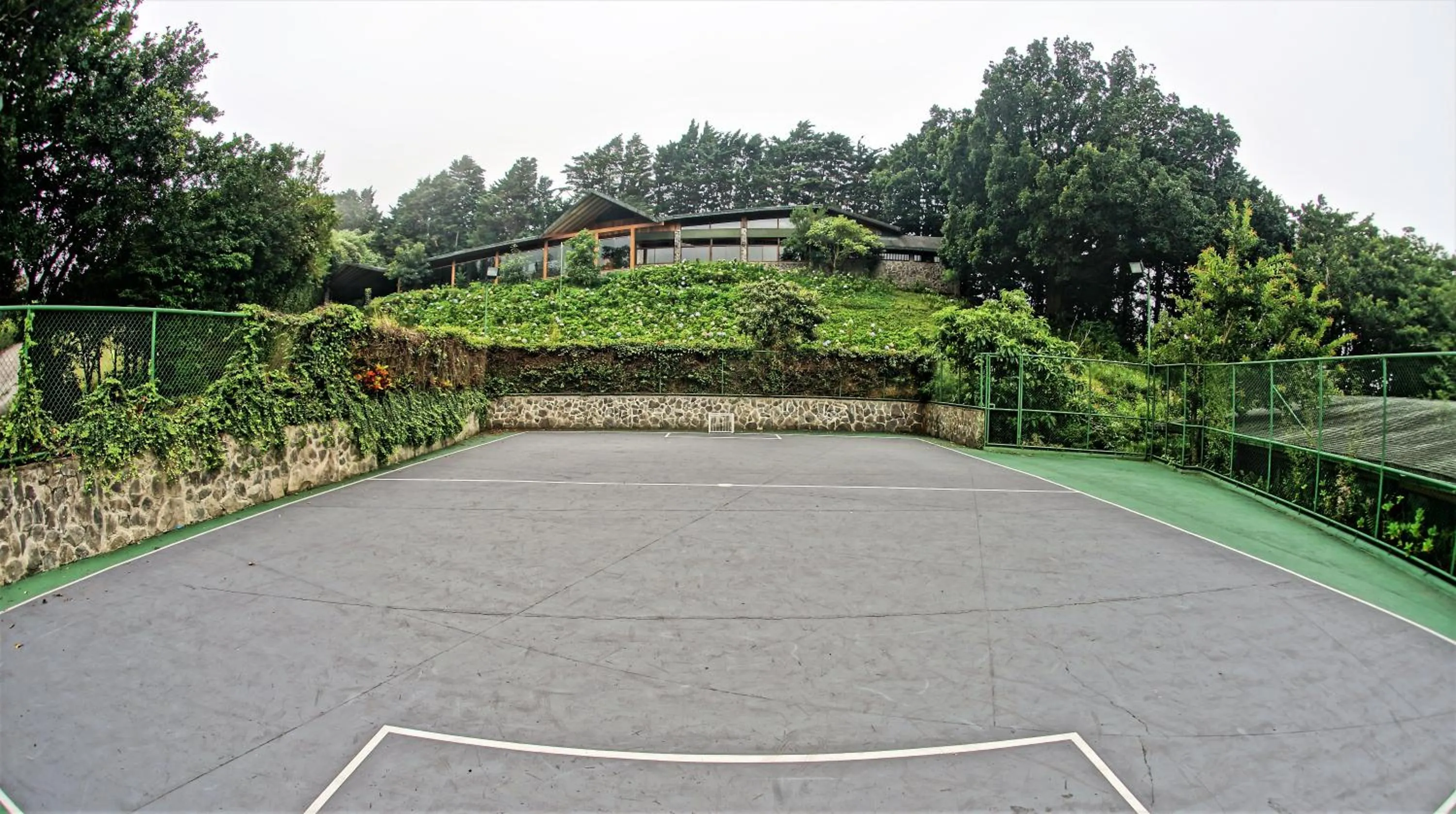 Tennis court in El Establo Mountain Hotel