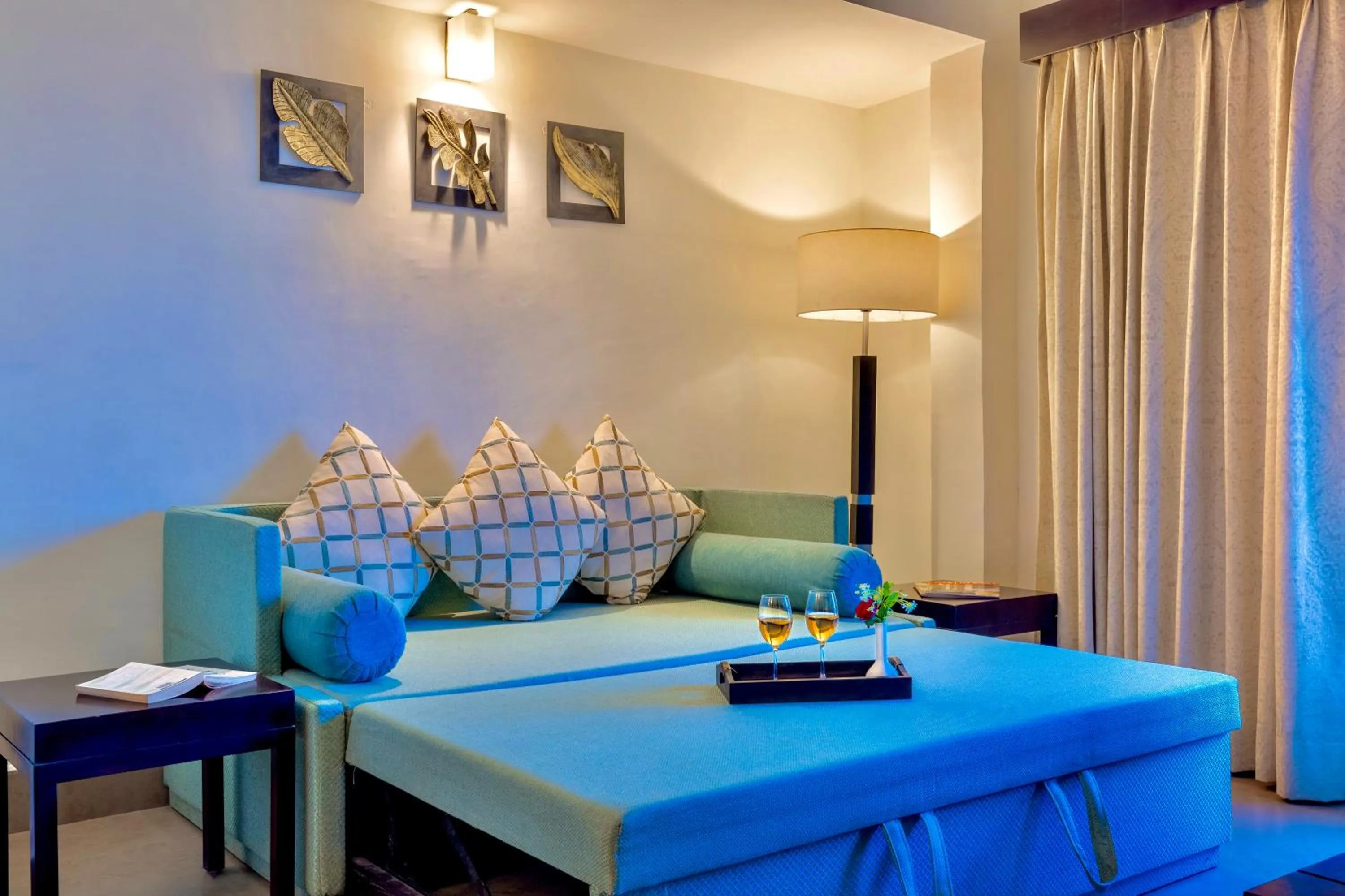 Living room, Bed in Rosewood Retreat Bhimtal