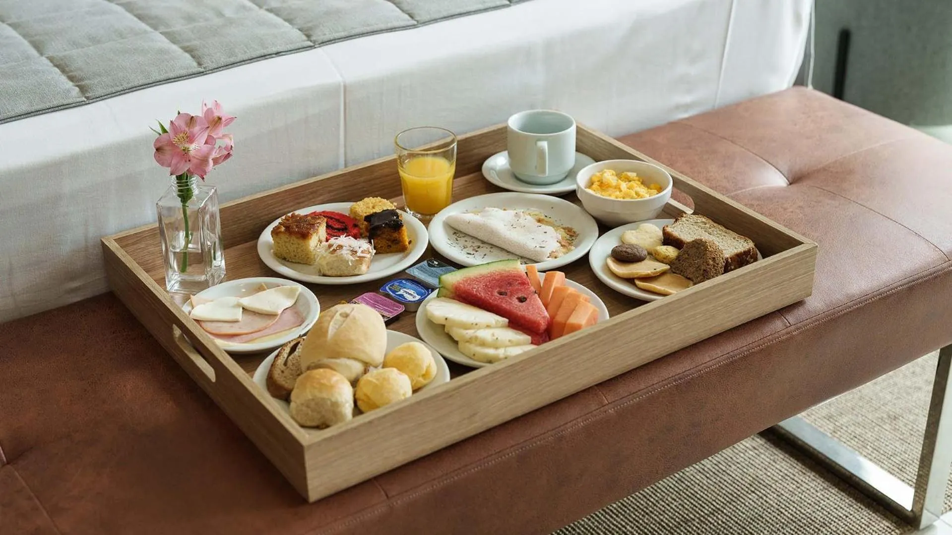 Breakfast in Saint Moritz Hplus Express