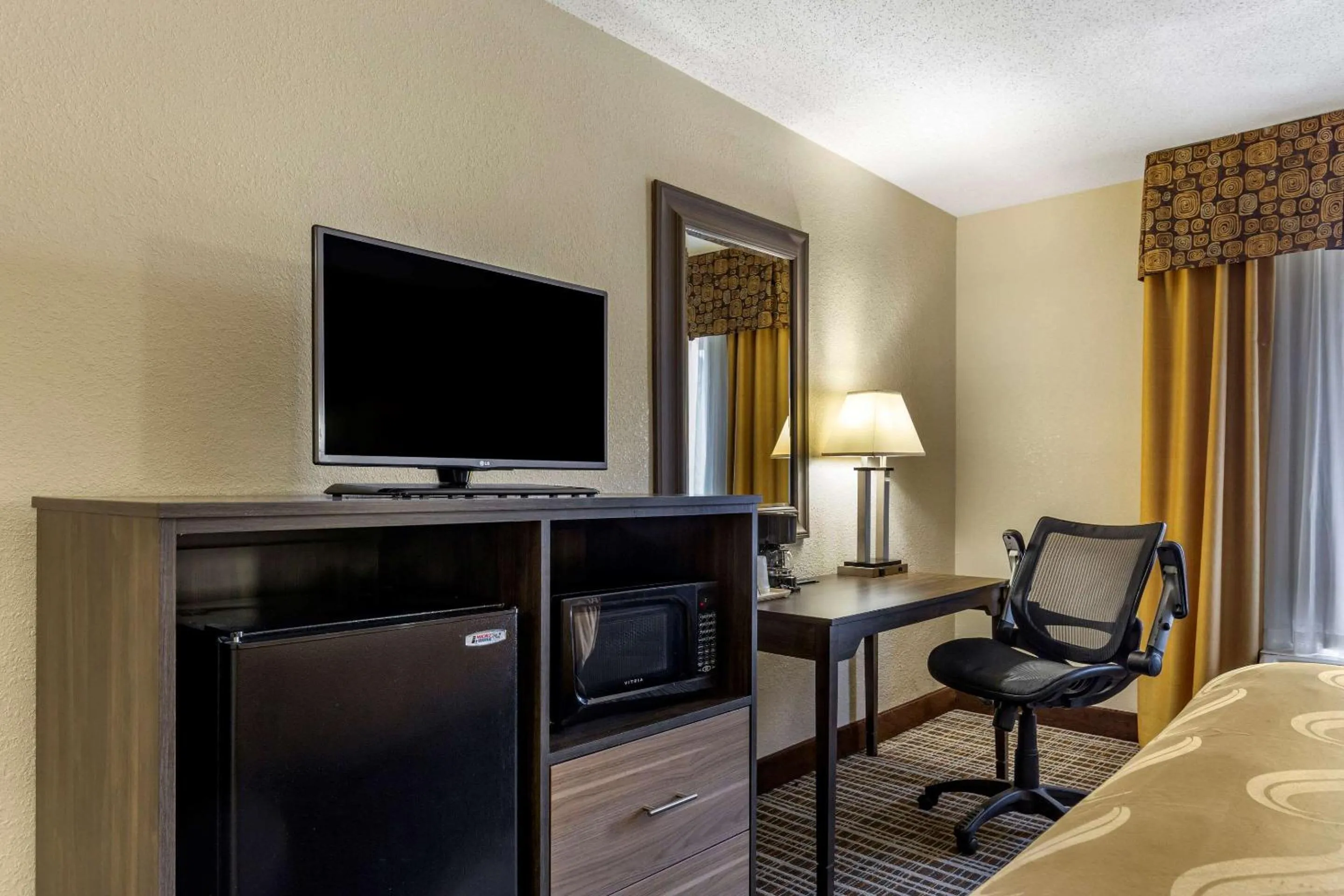 Photo of the whole room, Bed in Quality Inn & Suites - Greensboro-High Point