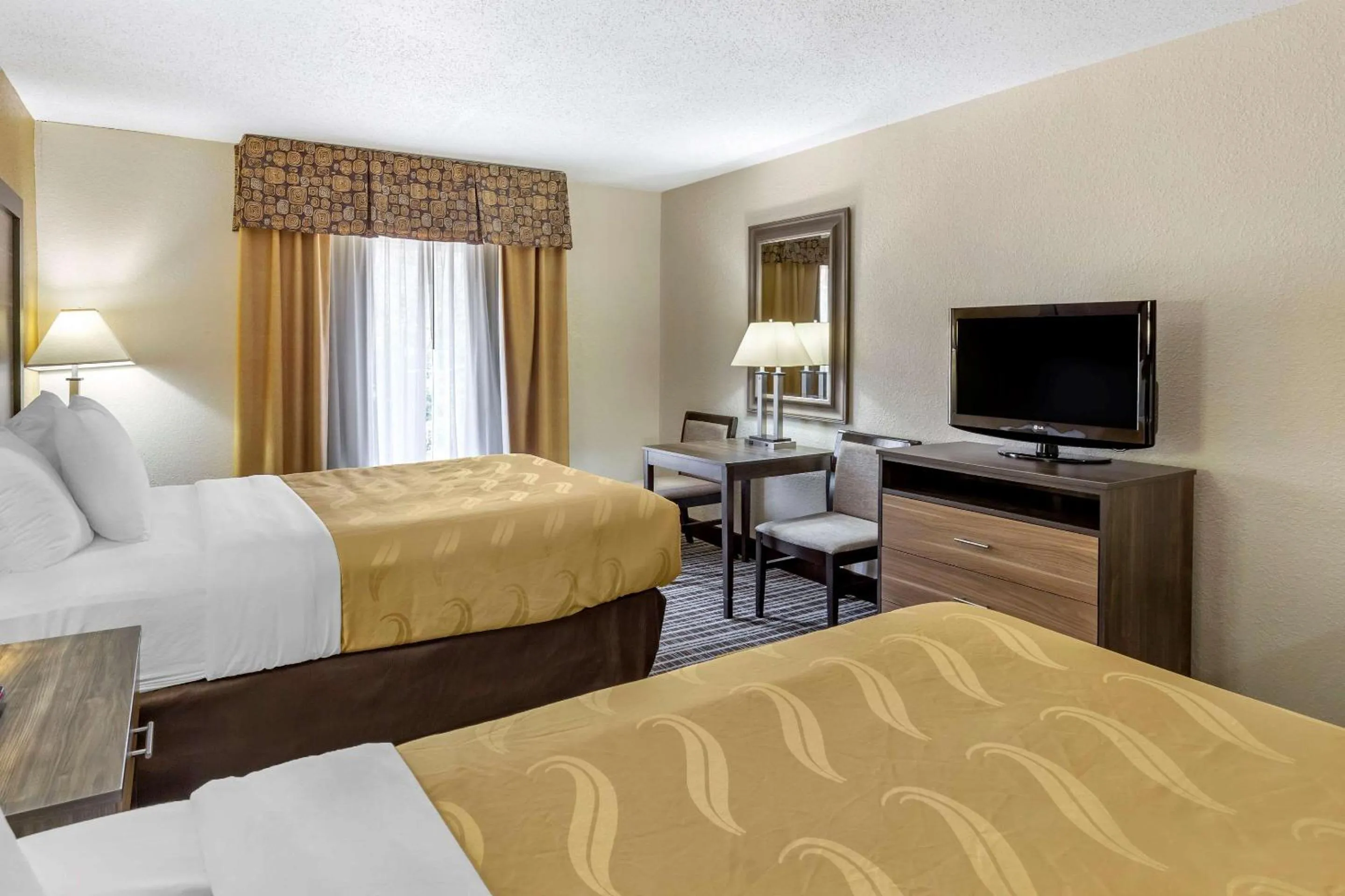 Photo of the whole room, Bed in Quality Inn & Suites - Greensboro-High Point