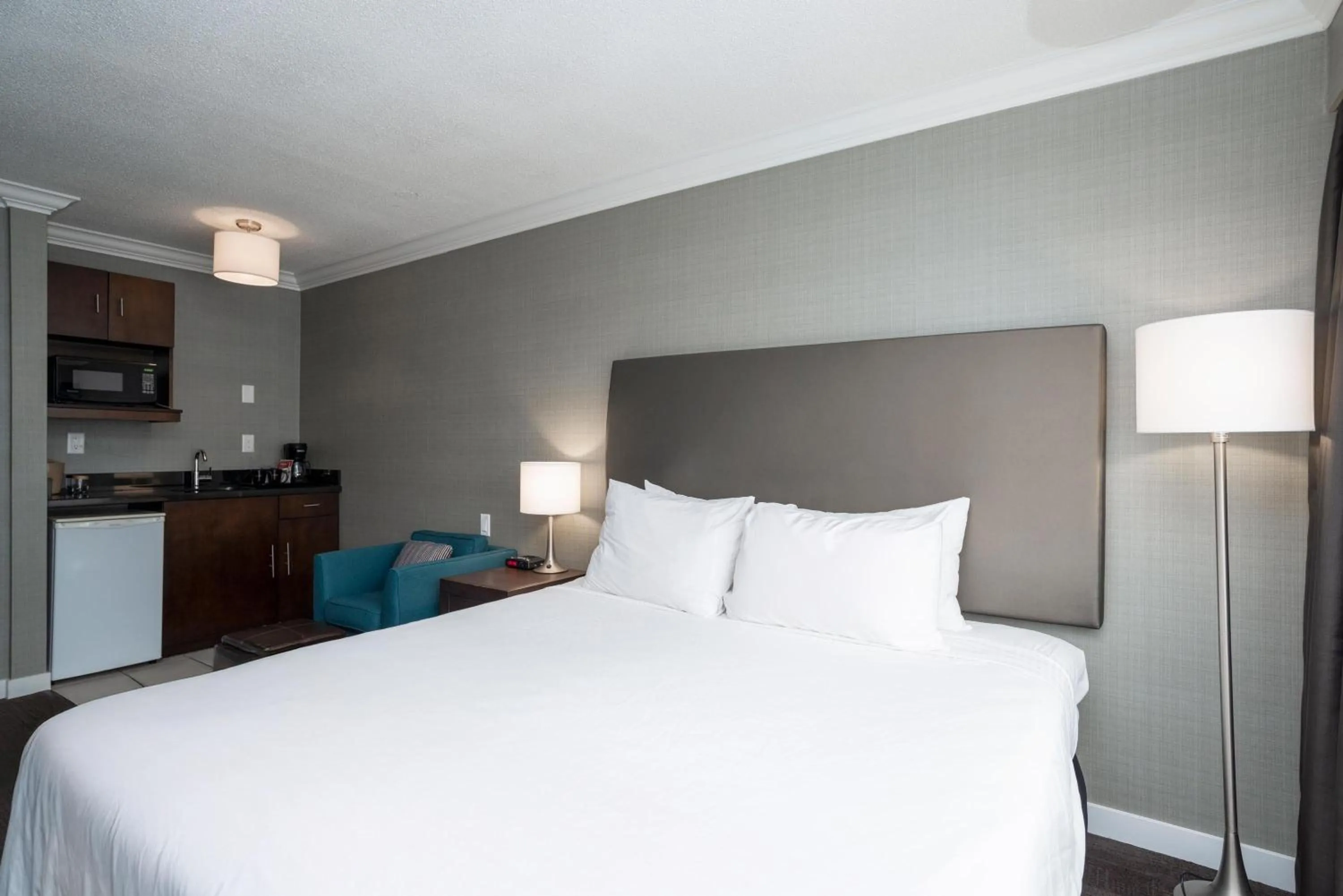 Photo of the whole room, Bed in Sandman Hotel Revelstoke