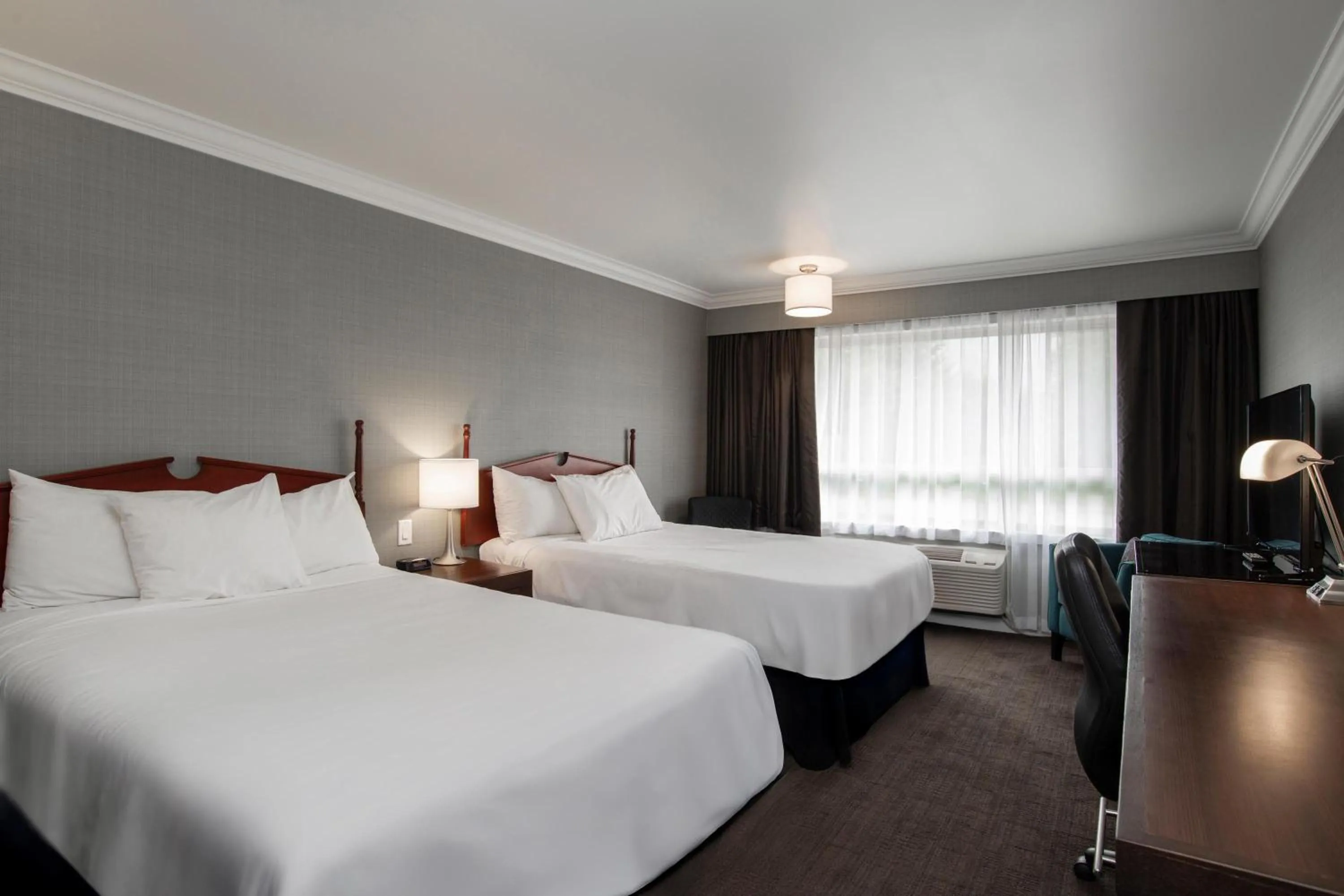 Photo of the whole room, Bed in Sandman Hotel Revelstoke