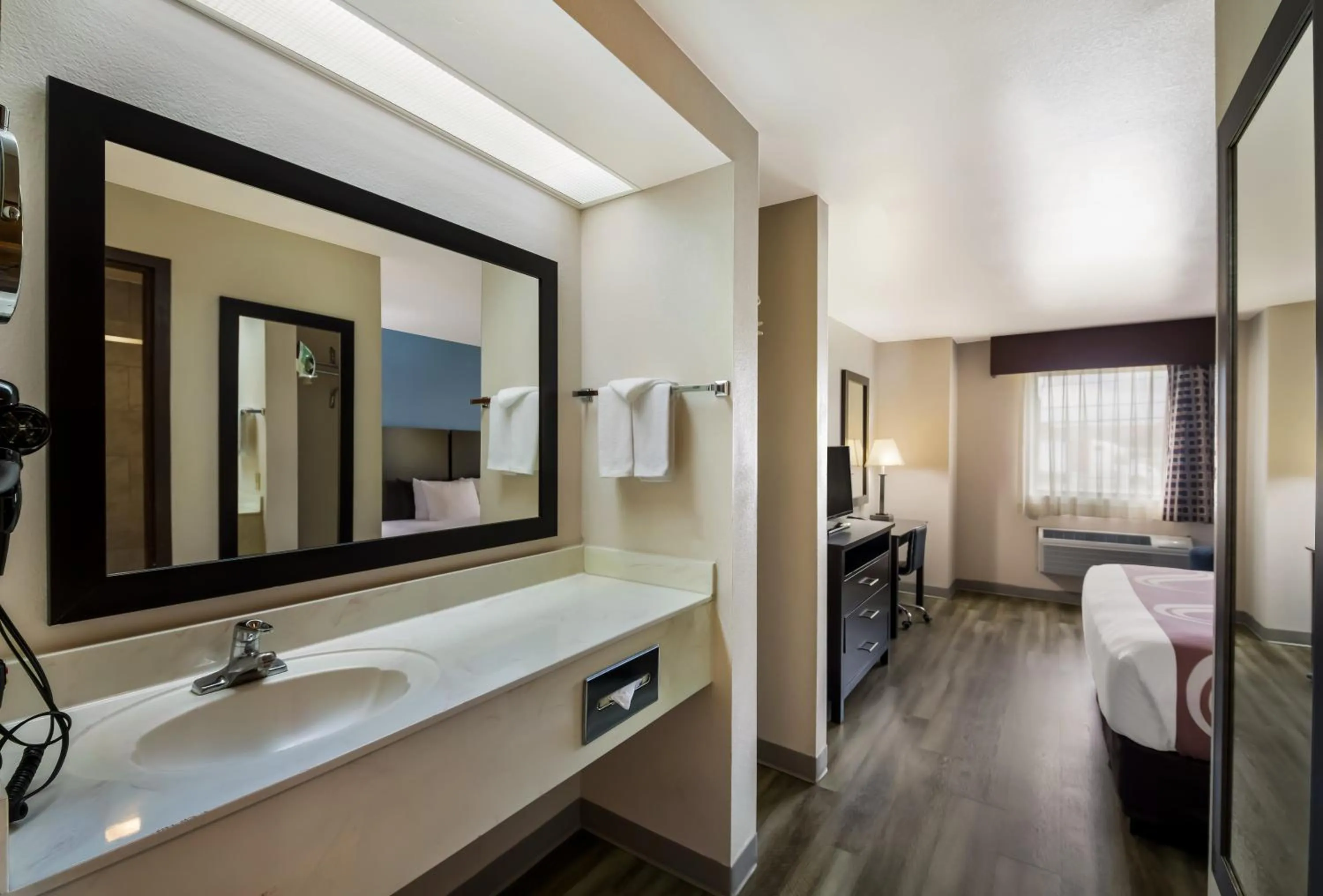 Bedroom, Bed in Quality Inn & Suites Round Rock