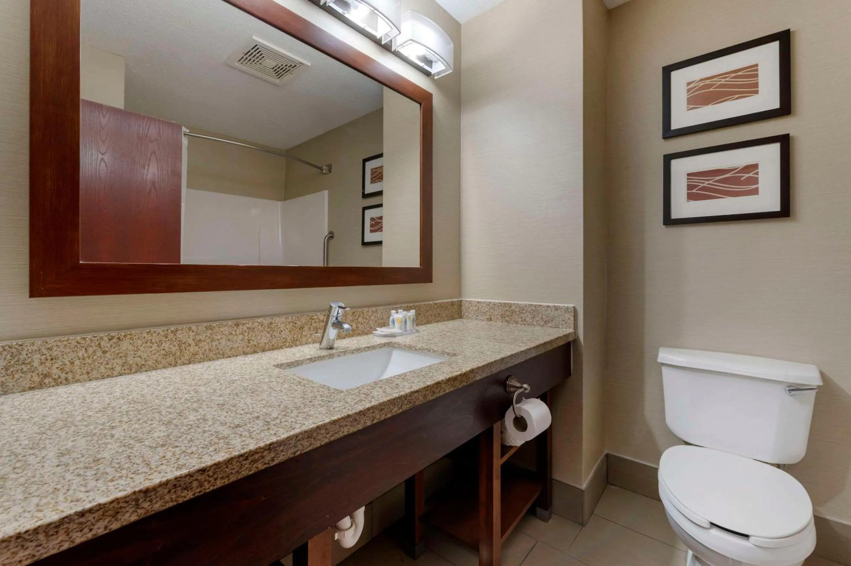 Bedroom in Comfort Inn Pickerington - Columbus East