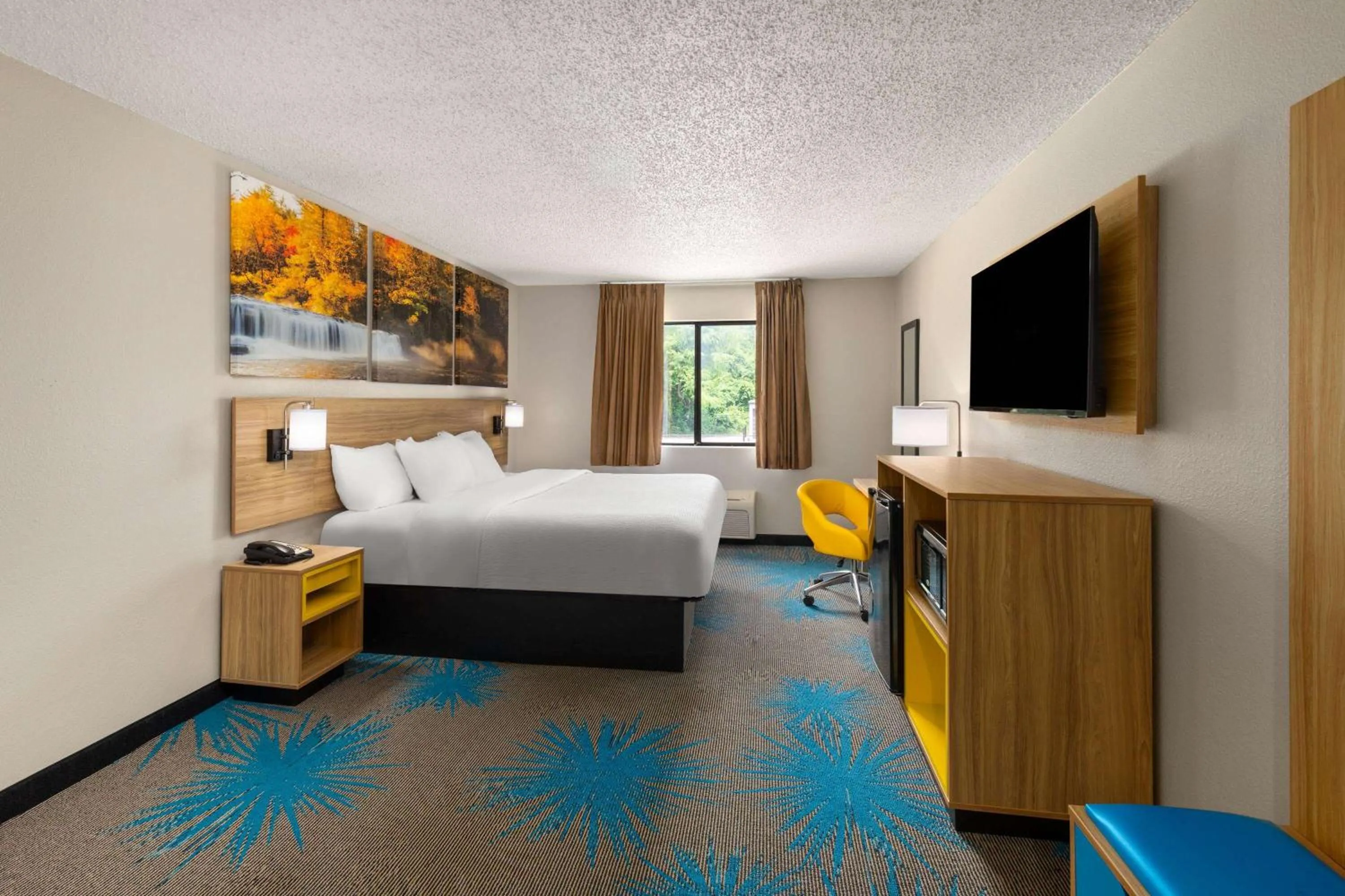 Photo of the whole room, Bed in Days Inn by Wyndham Glasgow