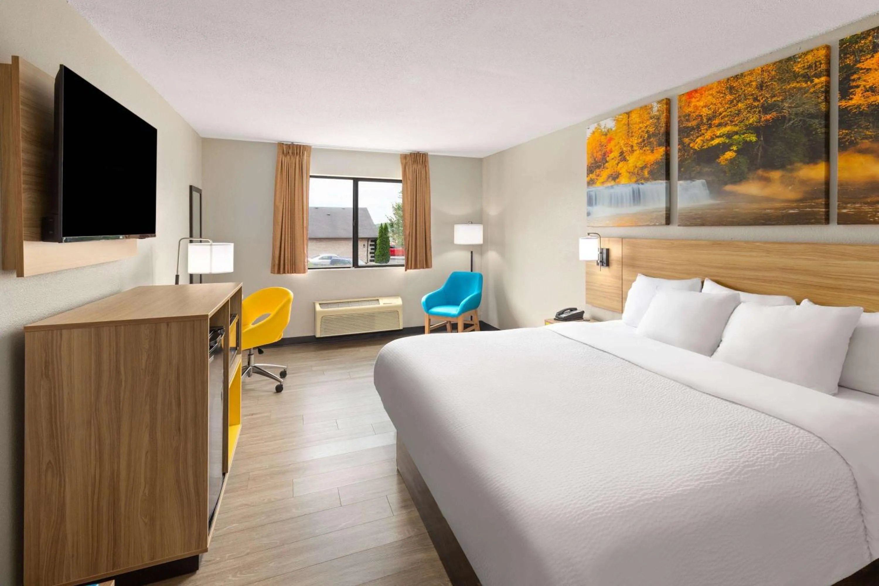 Photo of the whole room, Bed in Days Inn by Wyndham Glasgow