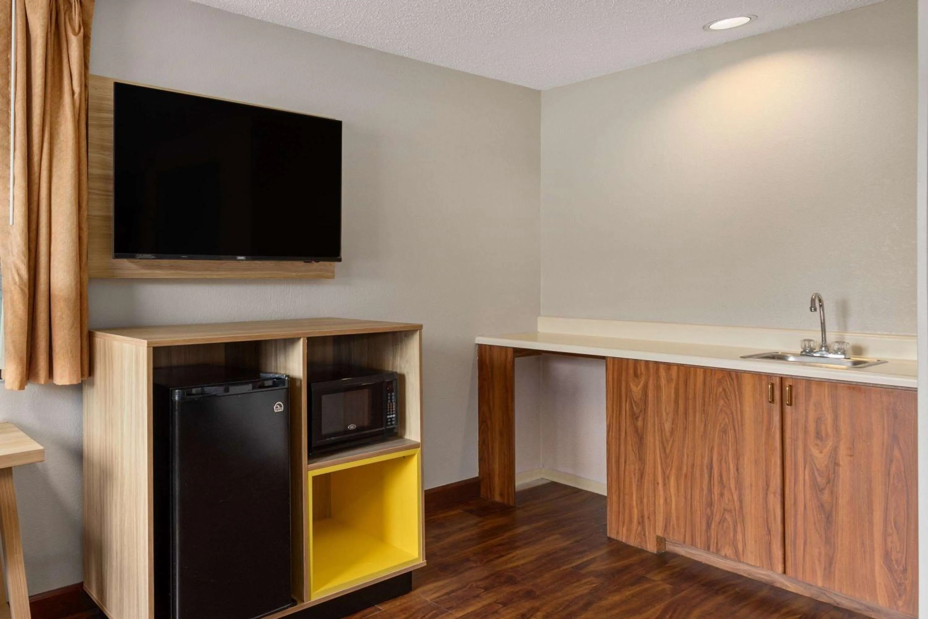 Photo of the whole room in Days Inn by Wyndham Glasgow