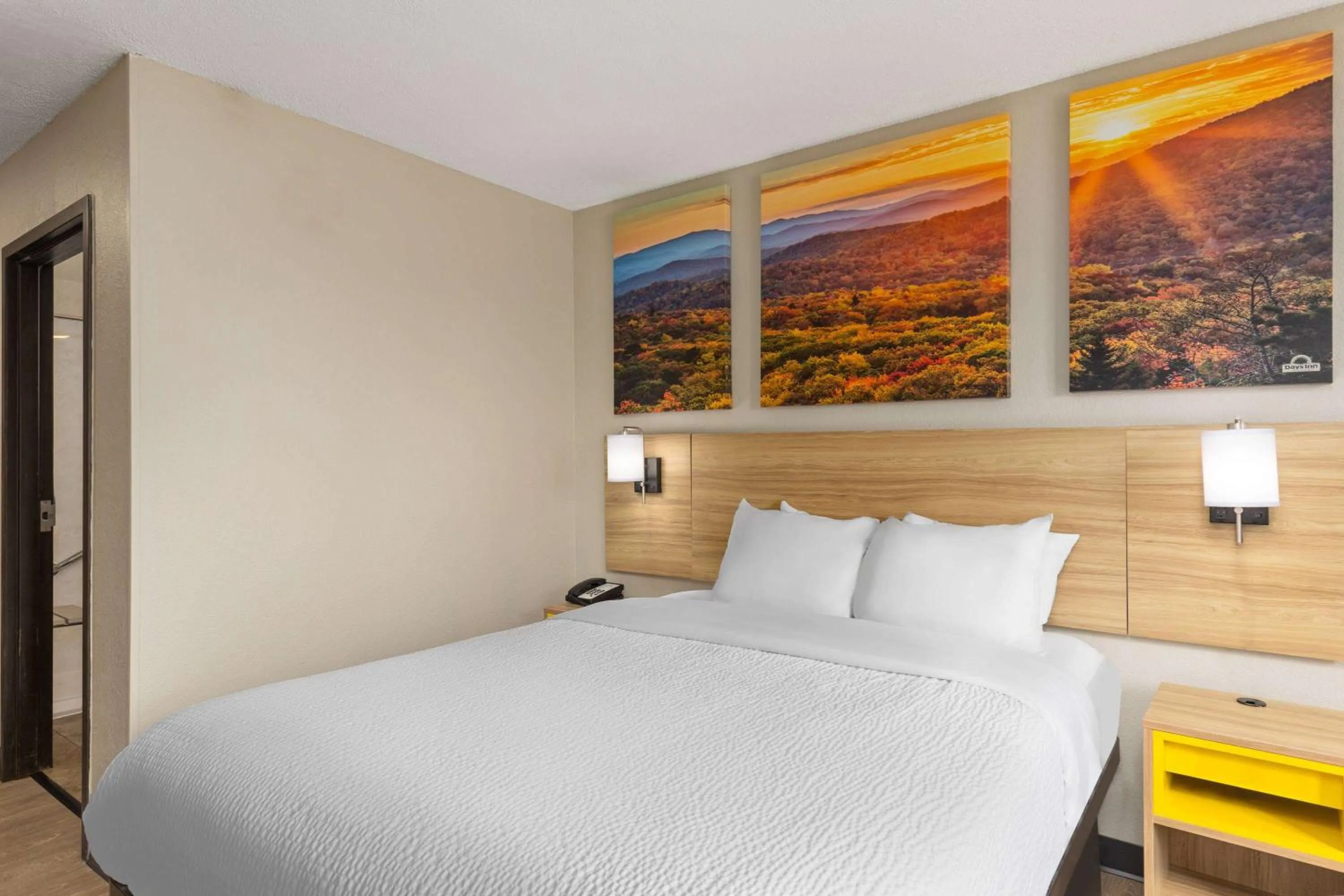 Photo of the whole room, Bed in Days Inn by Wyndham Glasgow