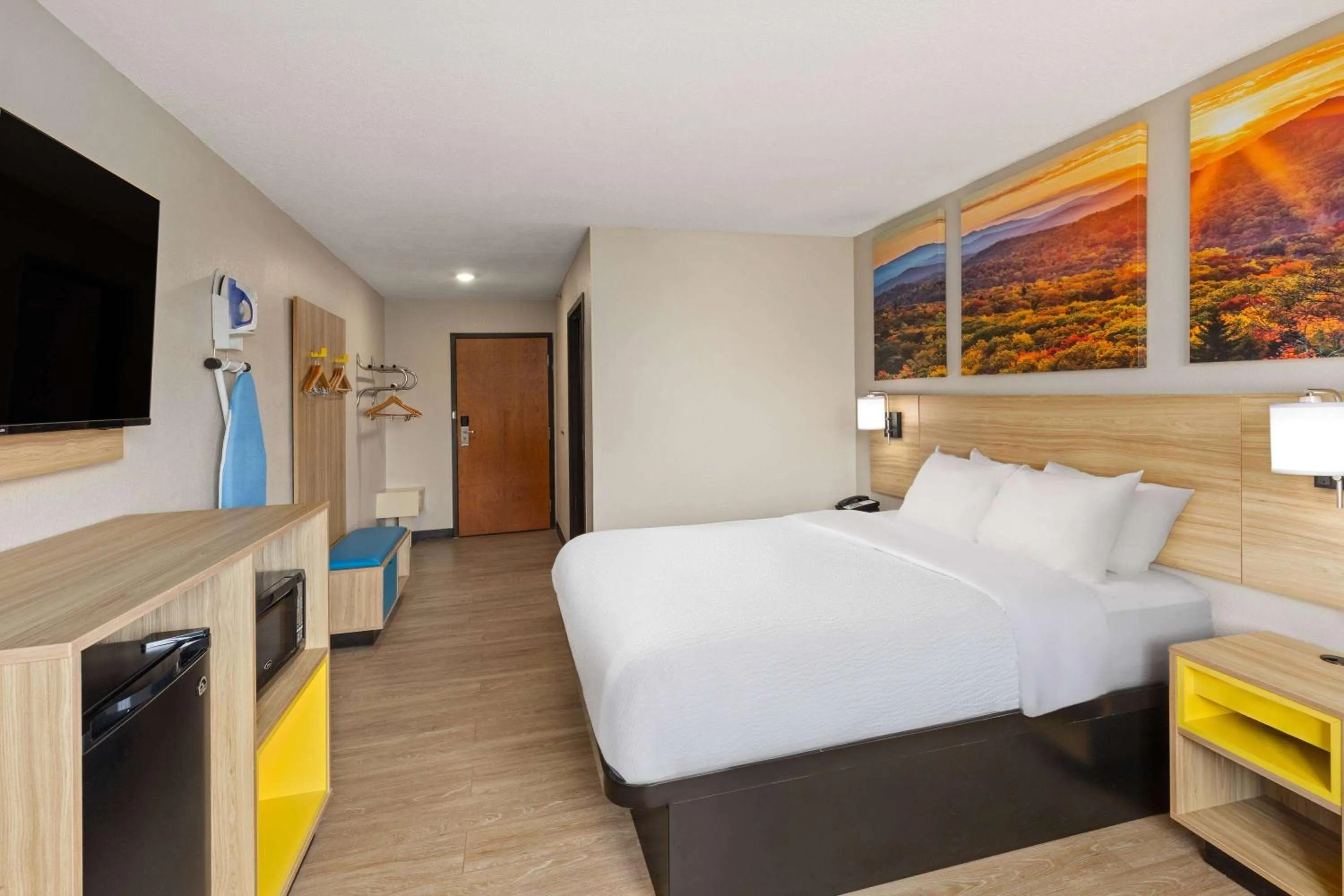 Photo of the whole room, Bed in Days Inn by Wyndham Glasgow