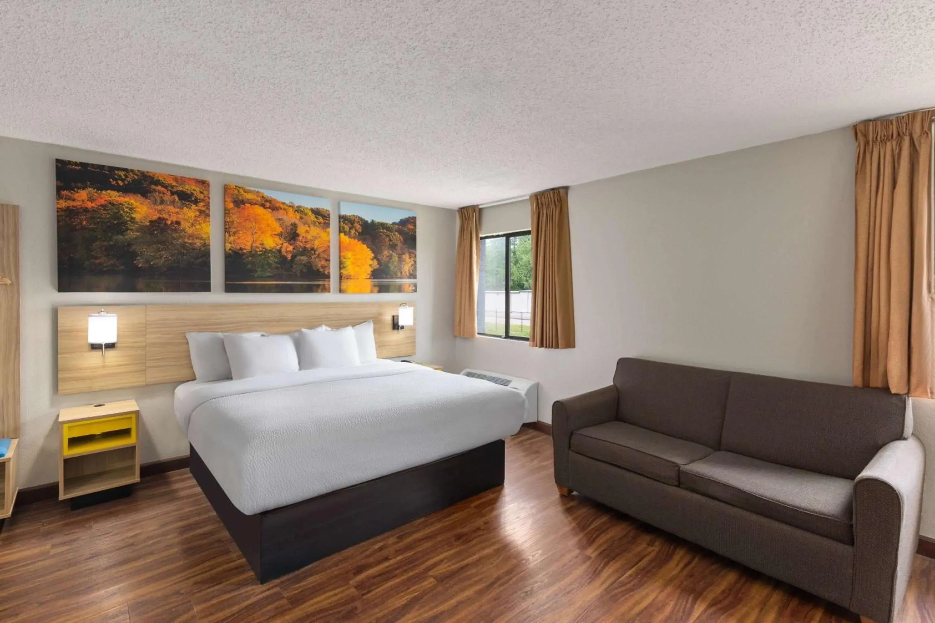 King Royal Suite with Countryside View in Days Inn by Wyndham Glasgow King Royal Suite with Countryside View in Days Inn by Wyndham Glasgow