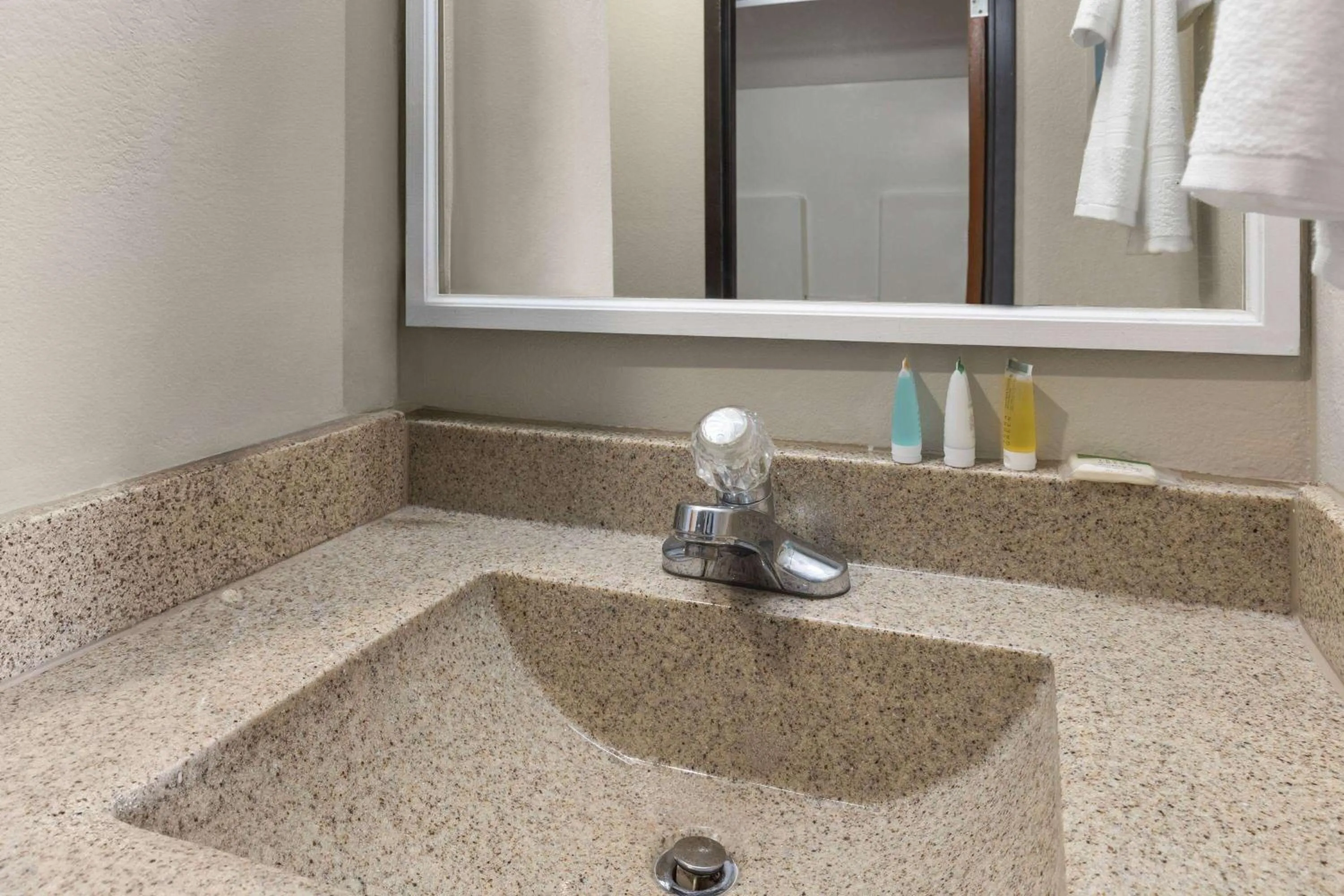 Photo of the whole room in Days Inn by Wyndham Glasgow