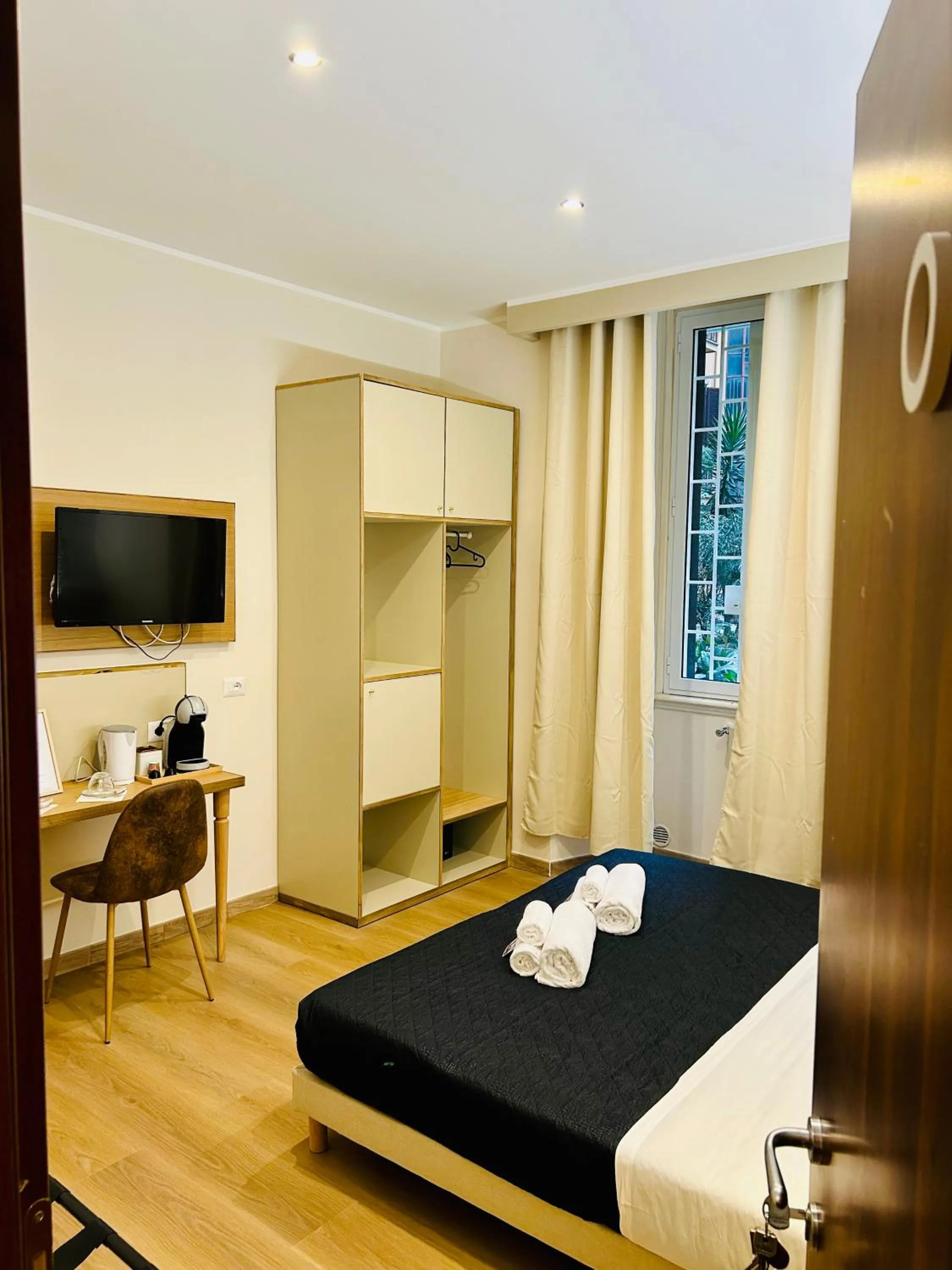 wardrobe, Bed in ImeraRooms