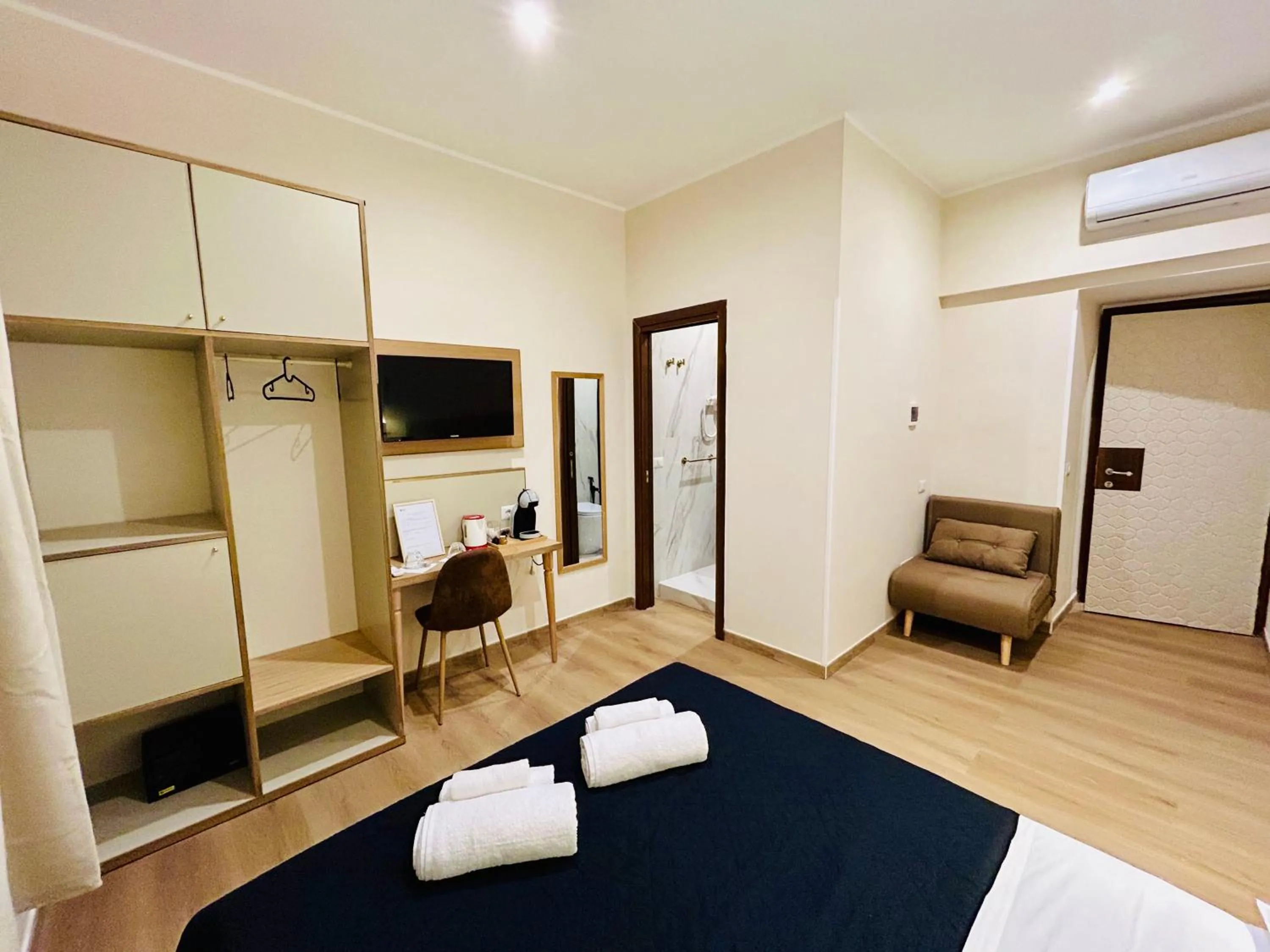 wardrobe, Bed in ImeraRooms