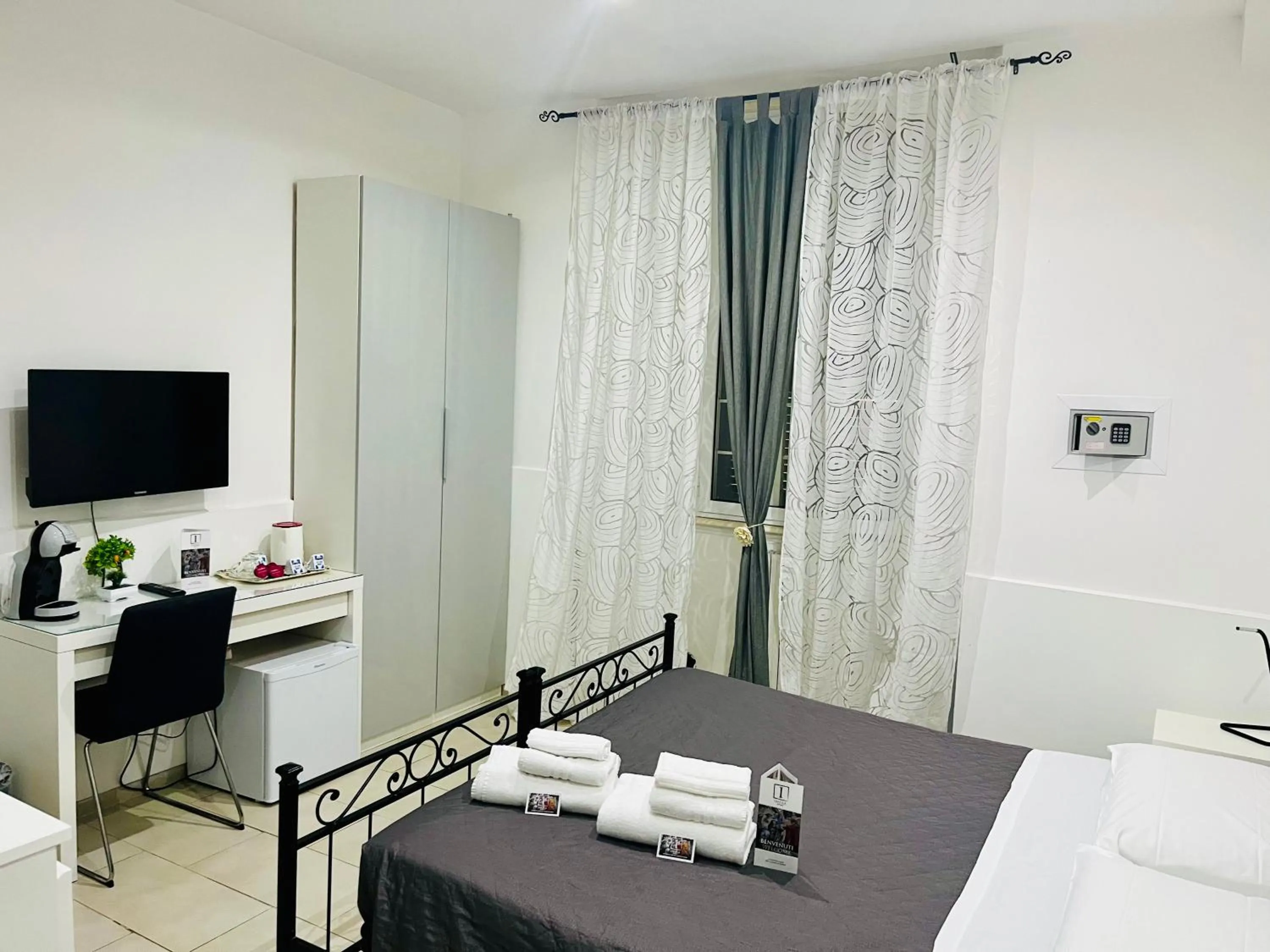 Bedroom, Bed in ImeraRooms