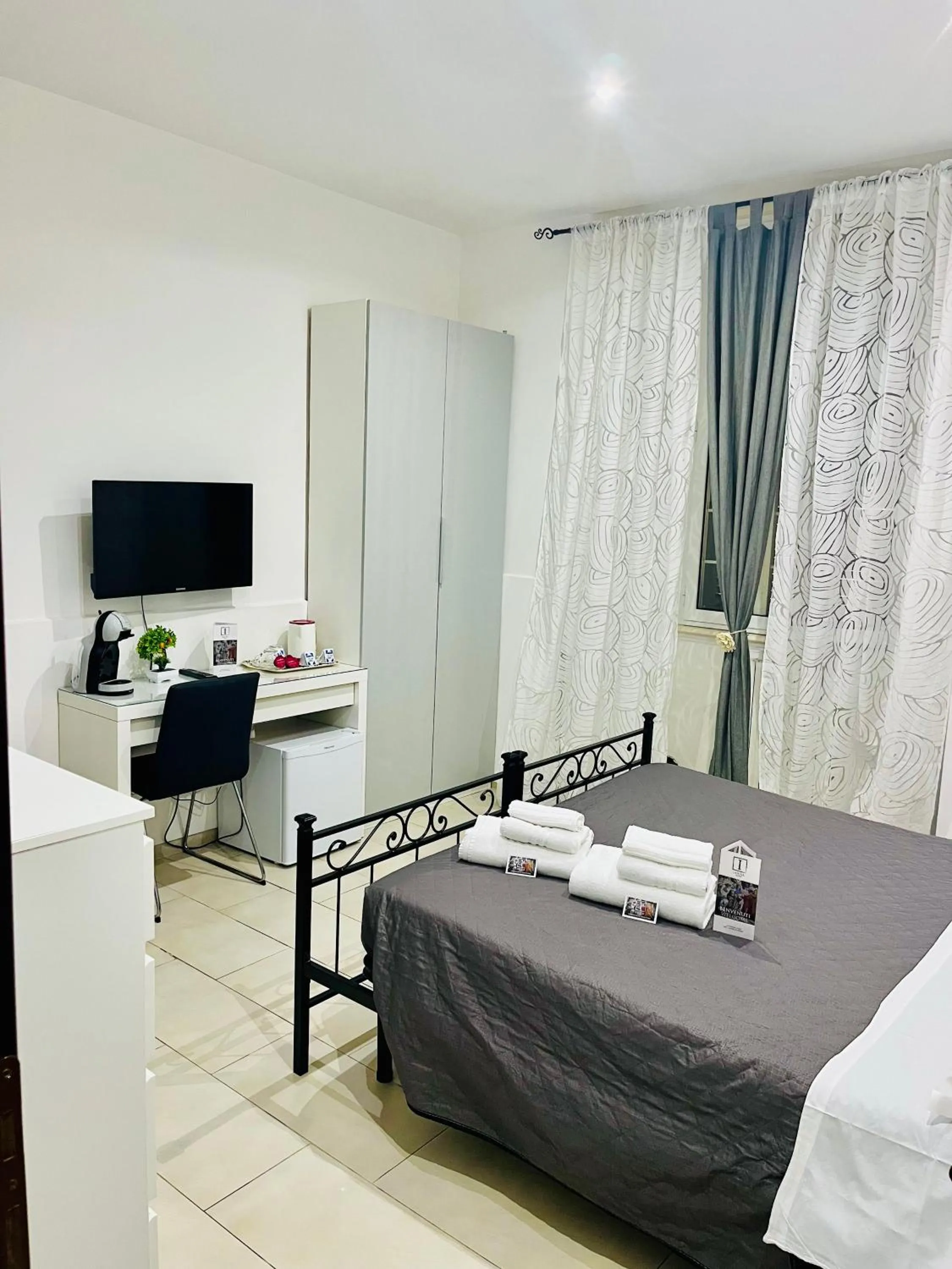 Bedroom, Bed in ImeraRooms