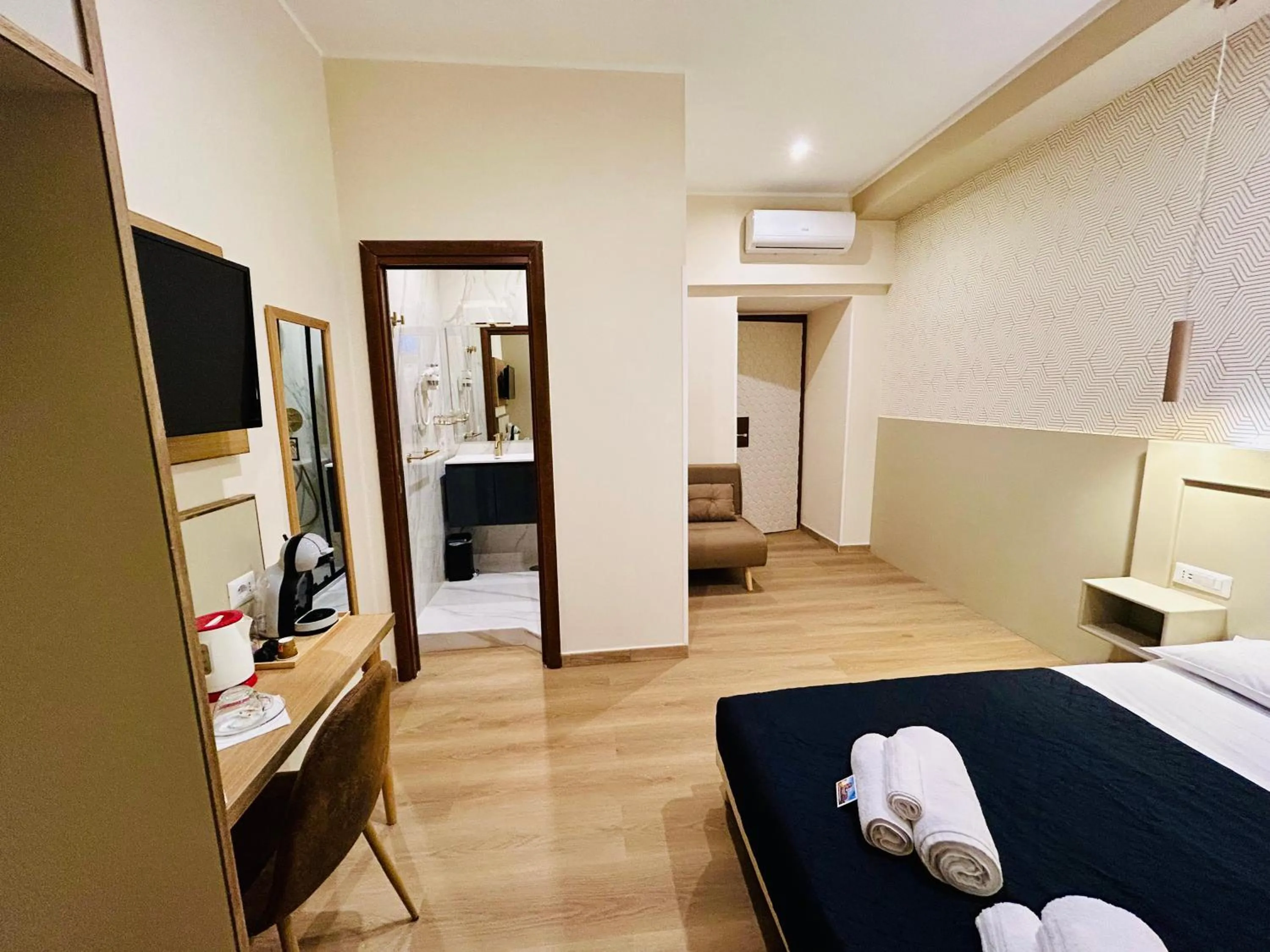 Bedroom, Bed in ImeraRooms