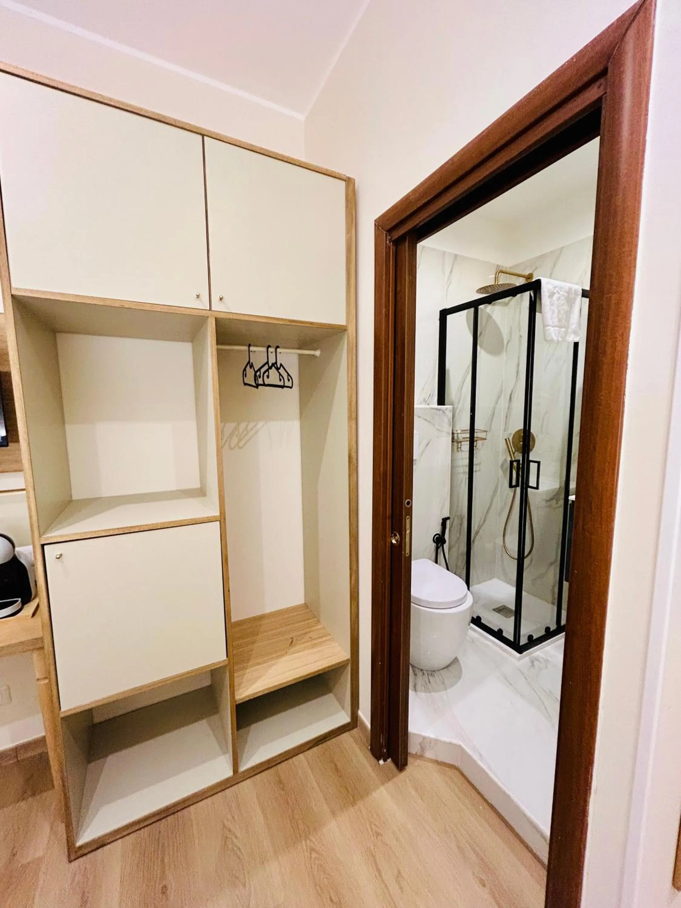 Shower, Bed in ImeraRooms