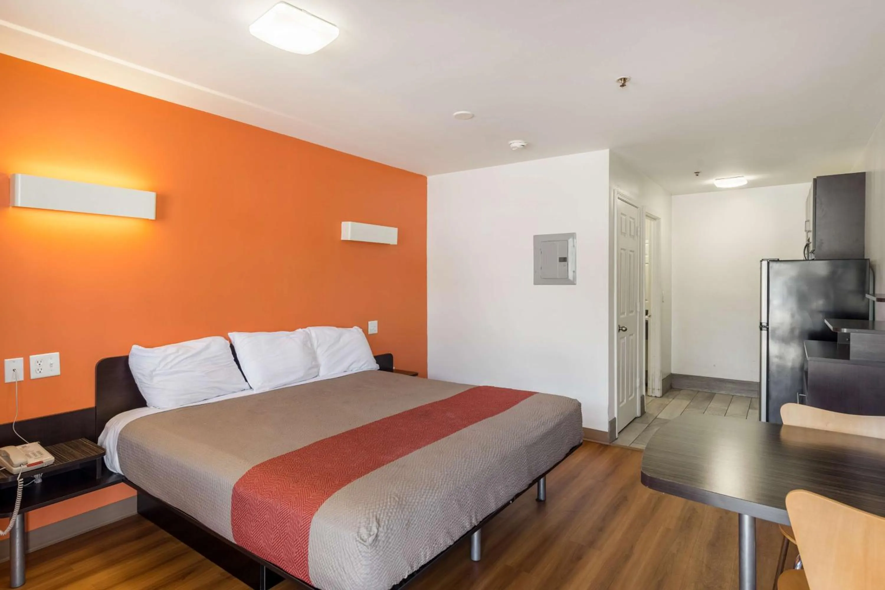 Photo of the whole room, Bed in Motel 6-Greenville, SC