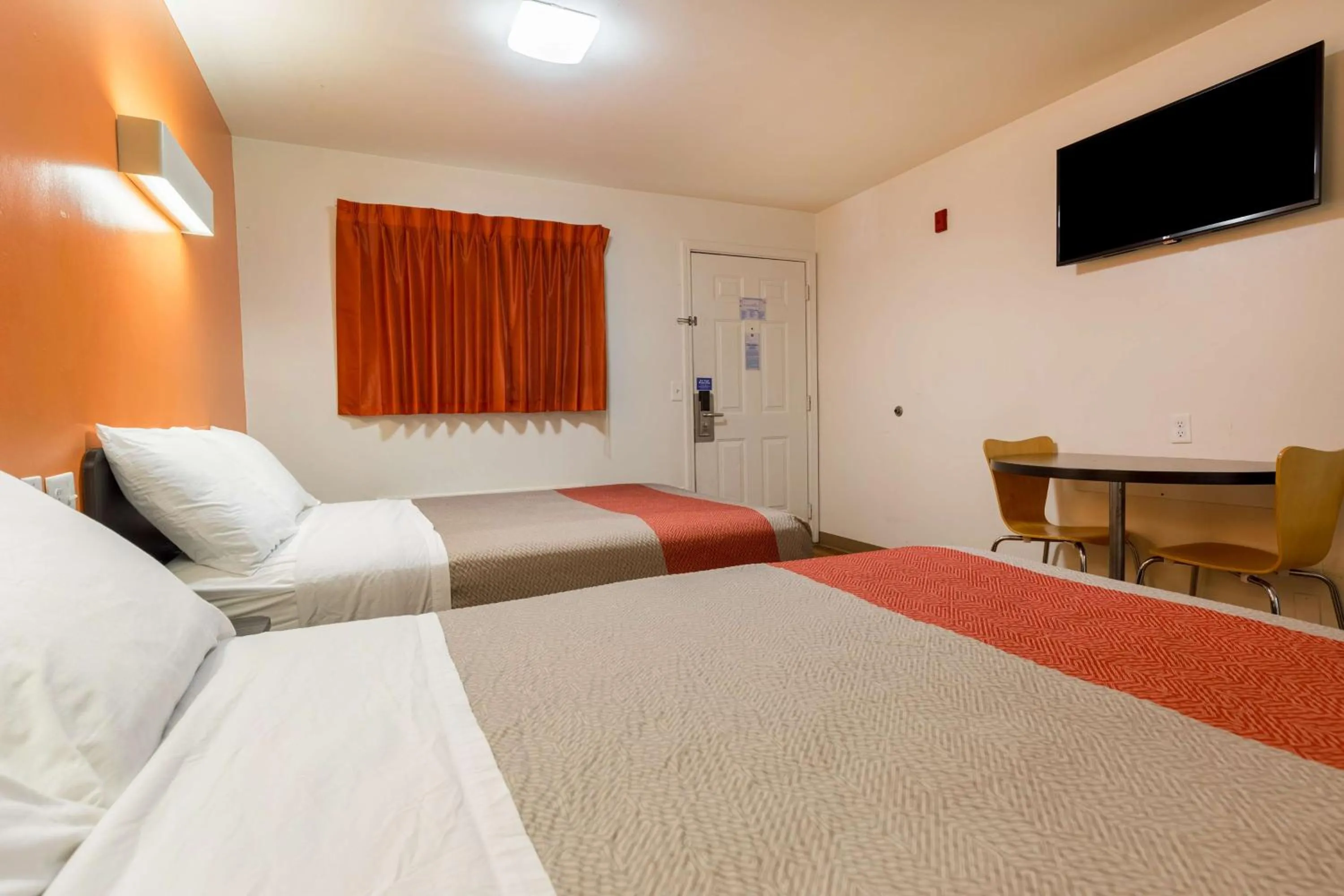 Bedroom, Bed in Motel 6-Greenville, SC