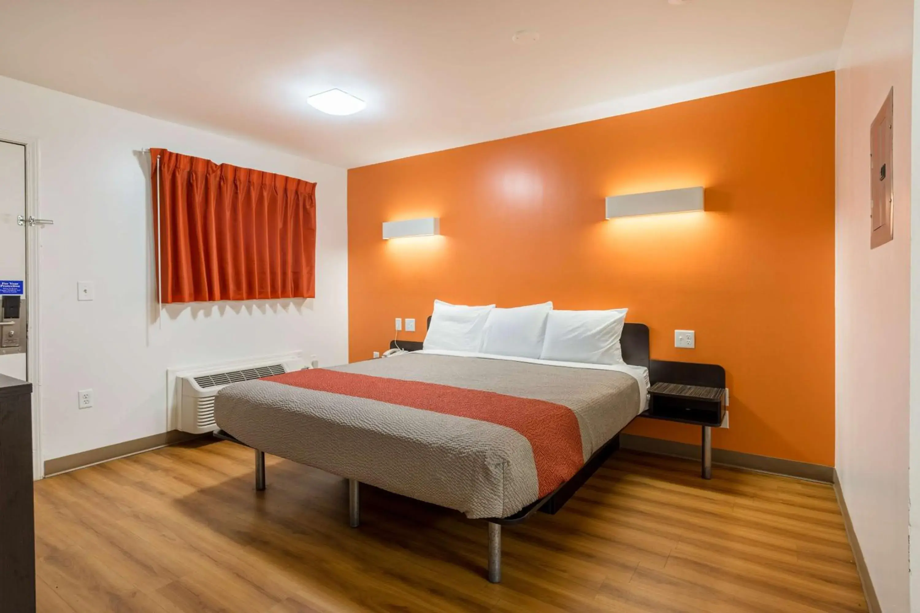 Superior King Room - Smoking in Motel 6-Greenville, SC Superior King Room - Smoking in Motel 6-Greenville, SC