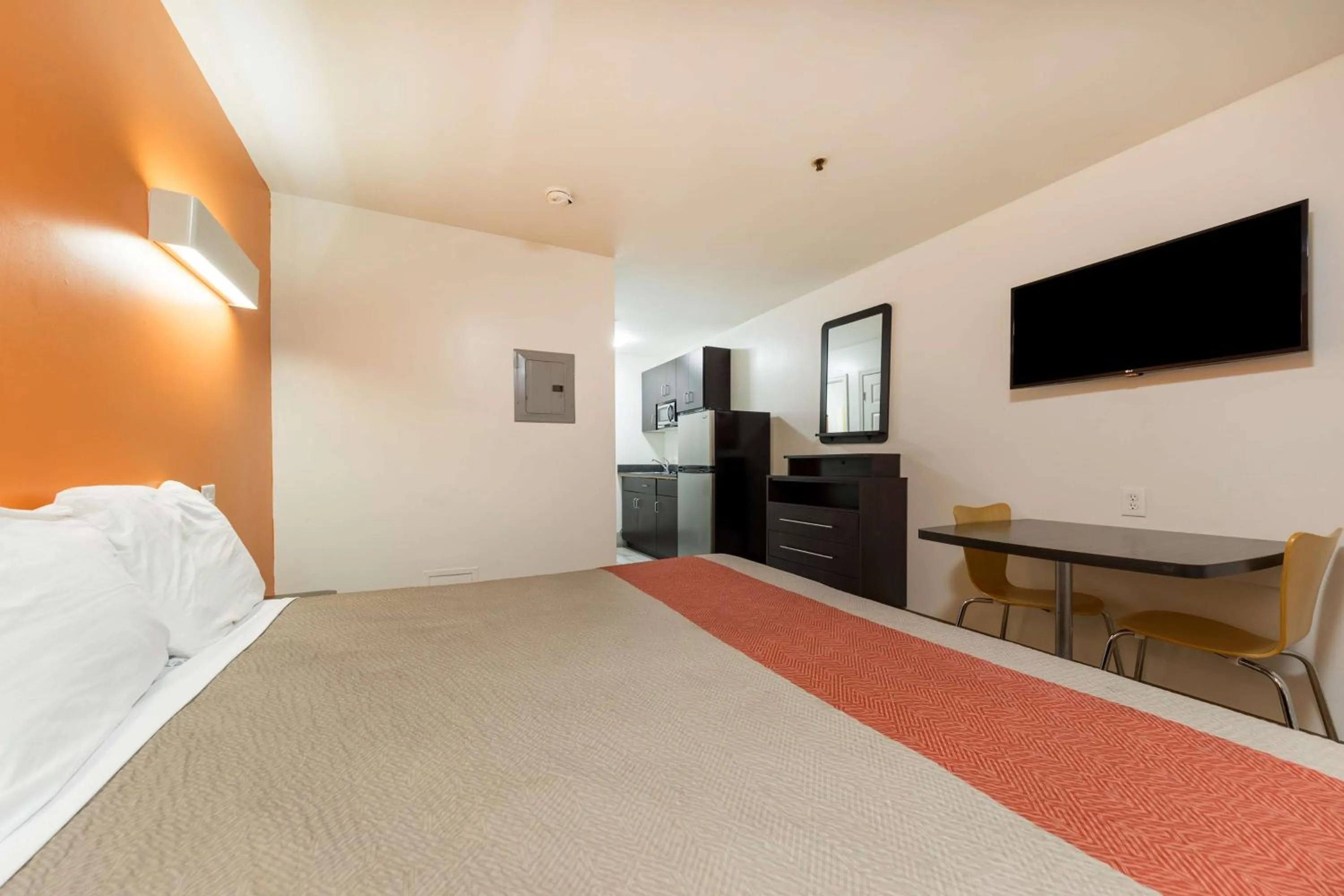 Photo of the whole room, Bed in Motel 6-Greenville, SC