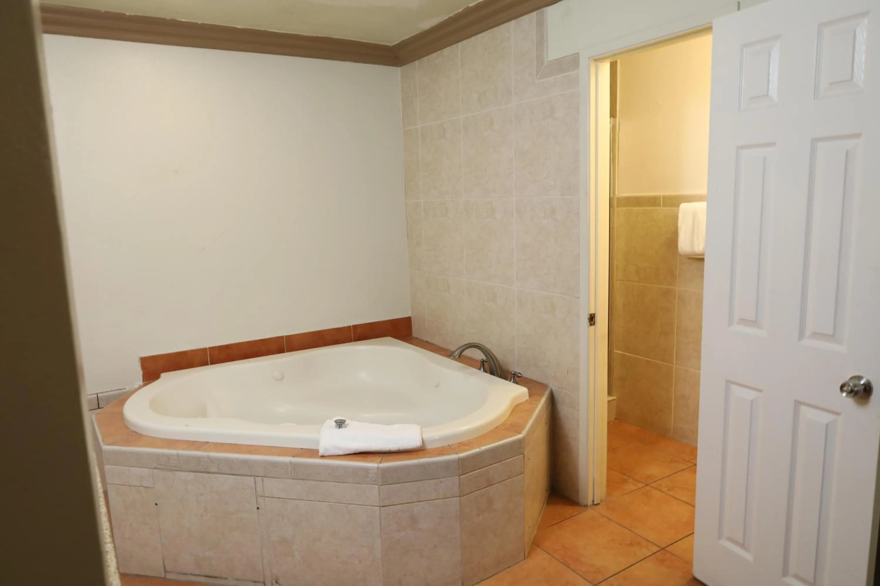 Hot Tub in Lambert Inn