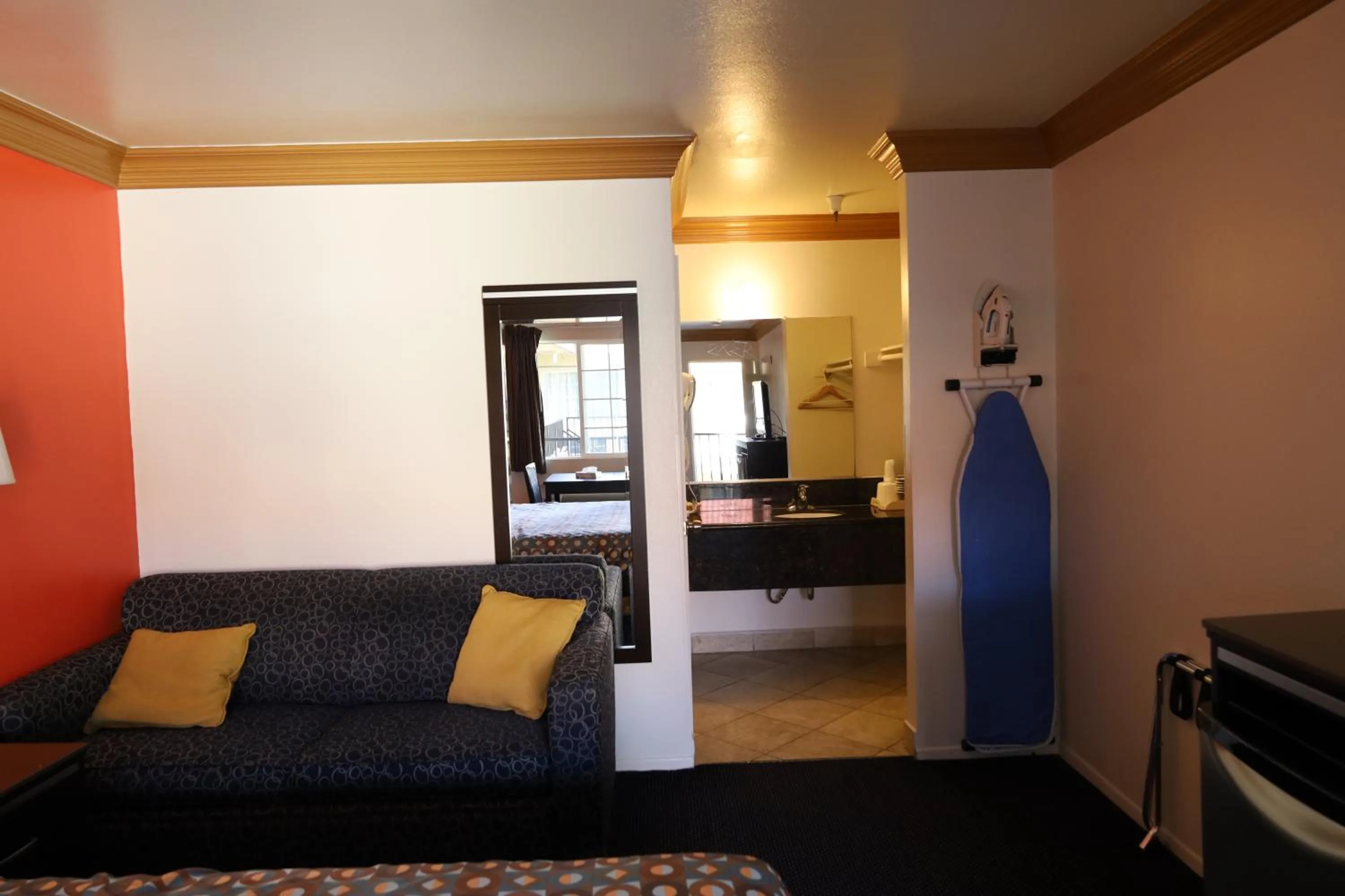 Seating area, Bed in Lambert Inn