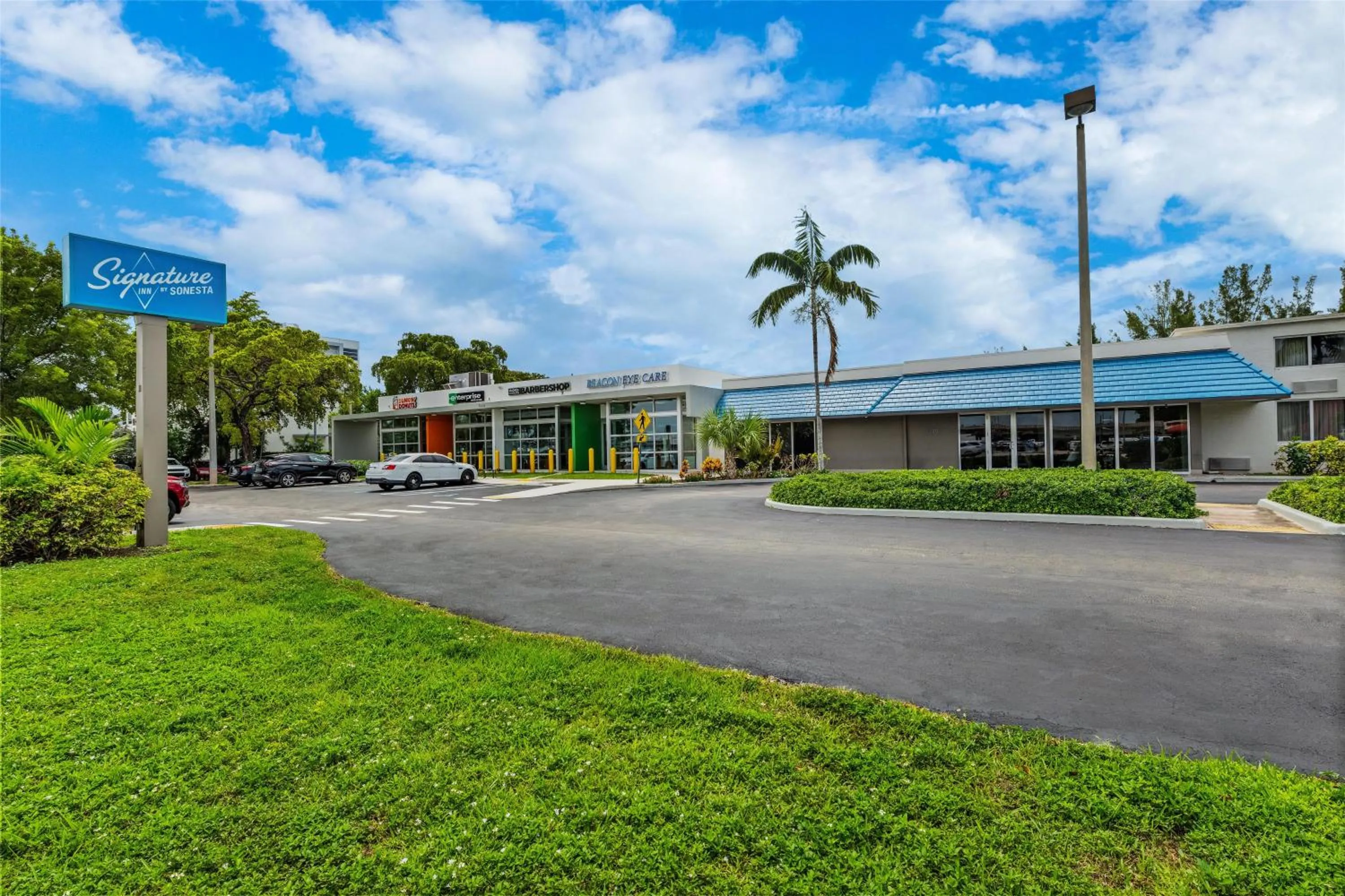 Property building in Signature Inn Miami