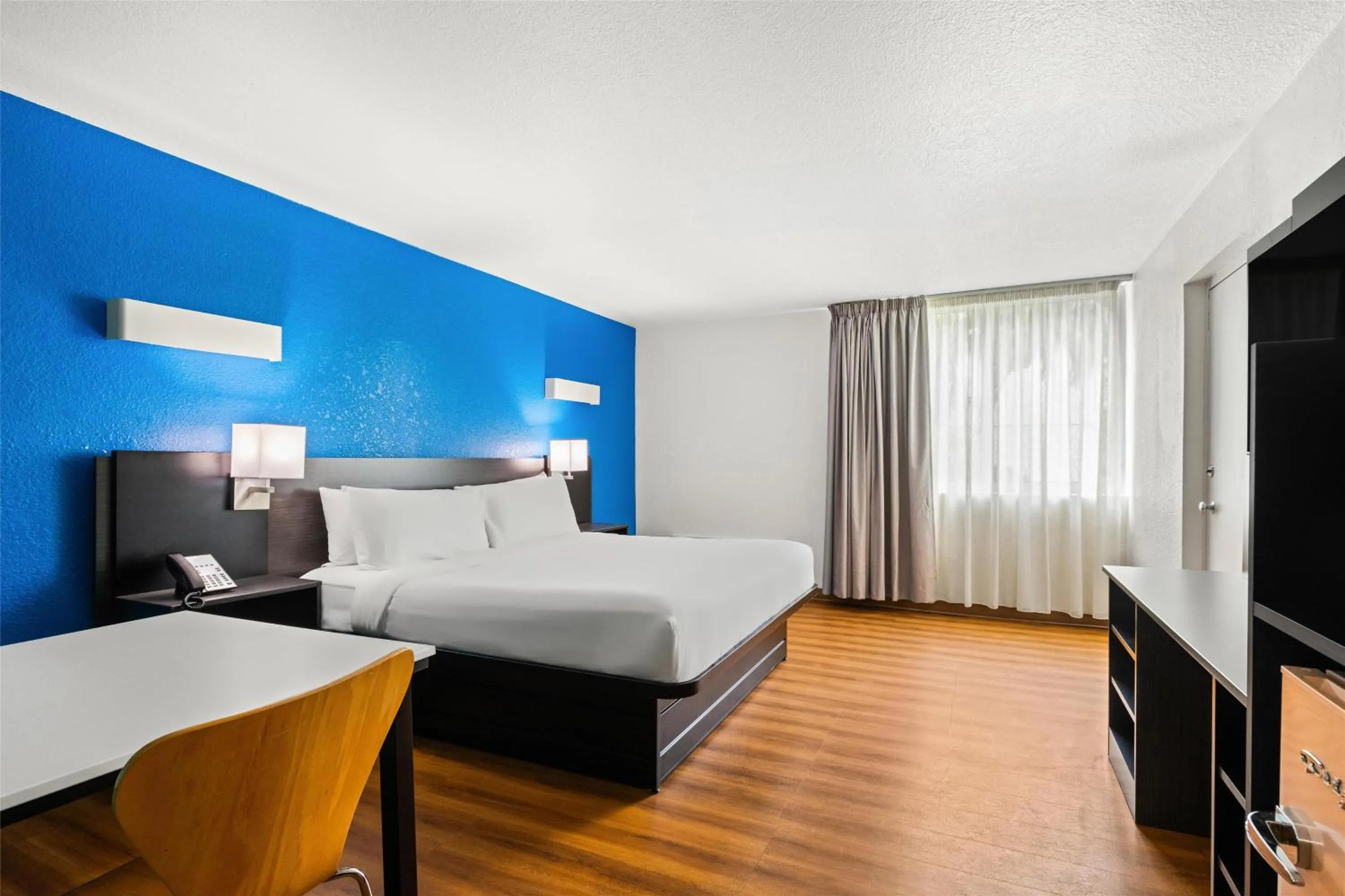 Bedroom, Bed in Signature Inn Miami