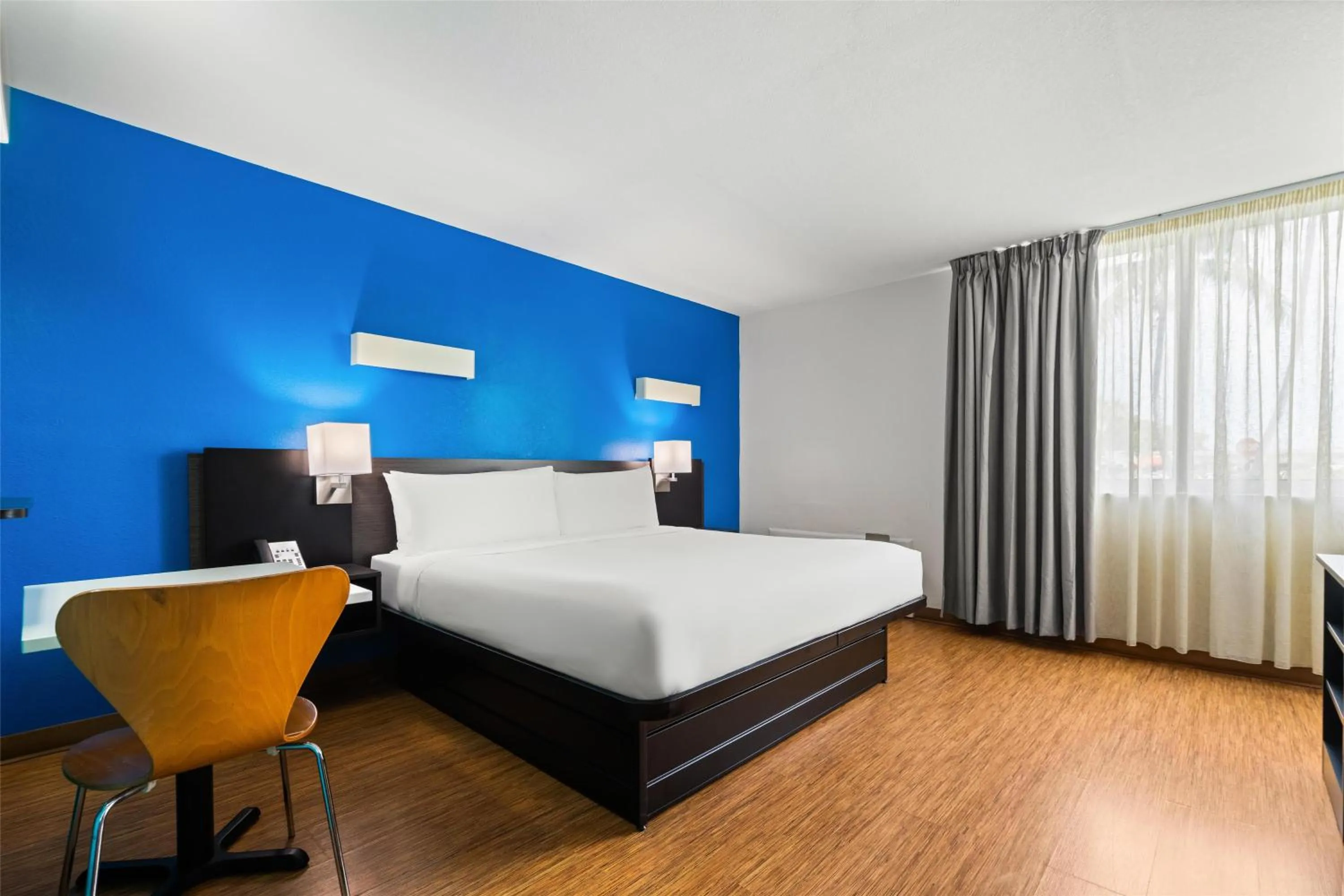 Bedroom, Bed in Signature Inn Miami