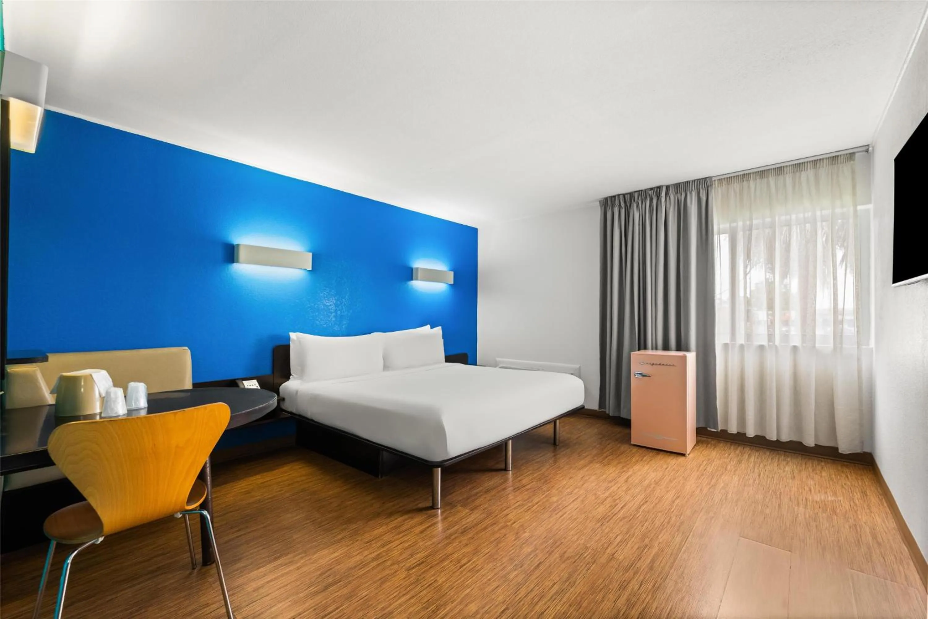 Bedroom, Bed in Signature Inn Miami