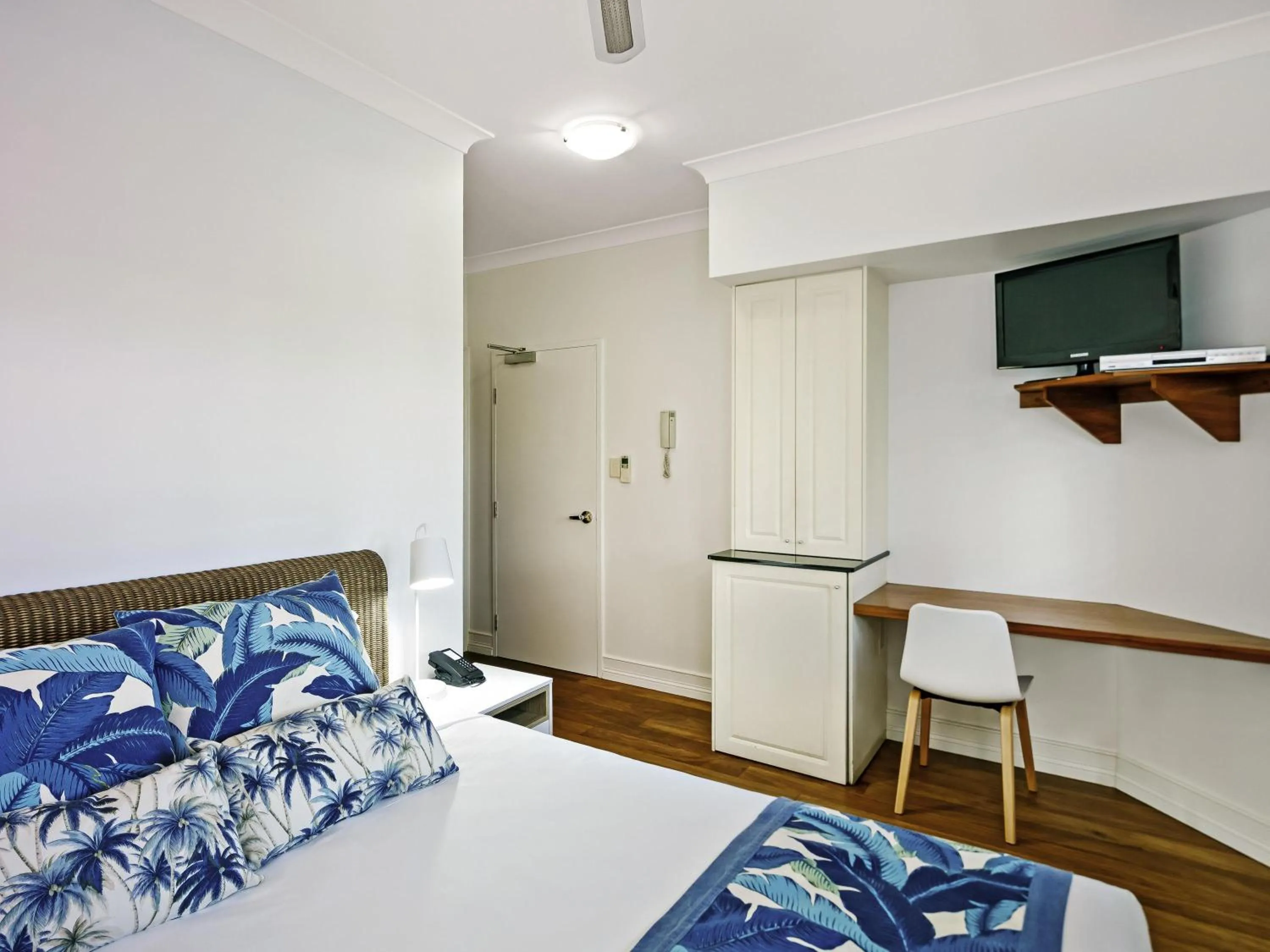 Bedroom, Bed in Mantra on the Inlet