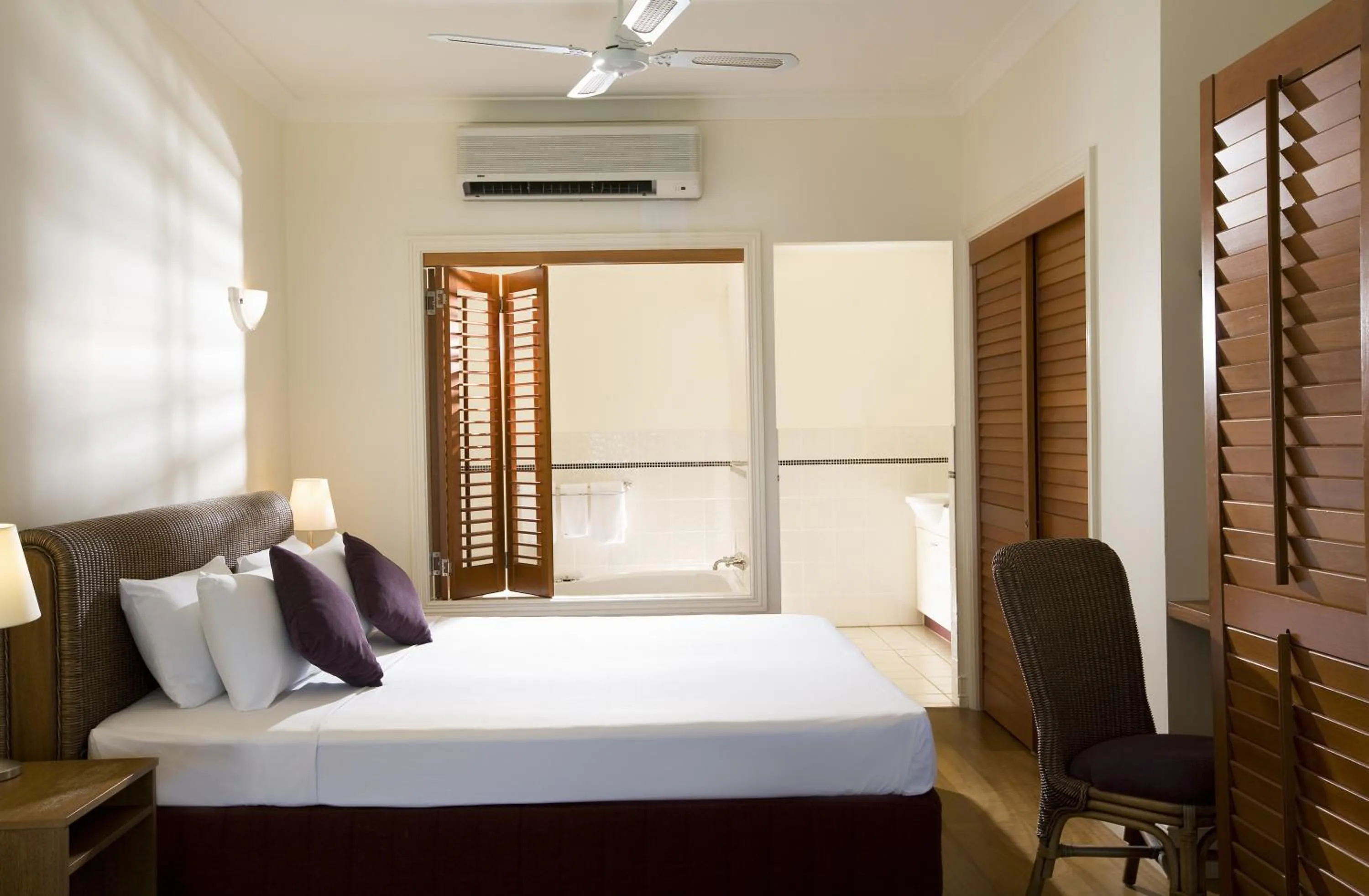 Bedroom, Bed in Mantra on the Inlet