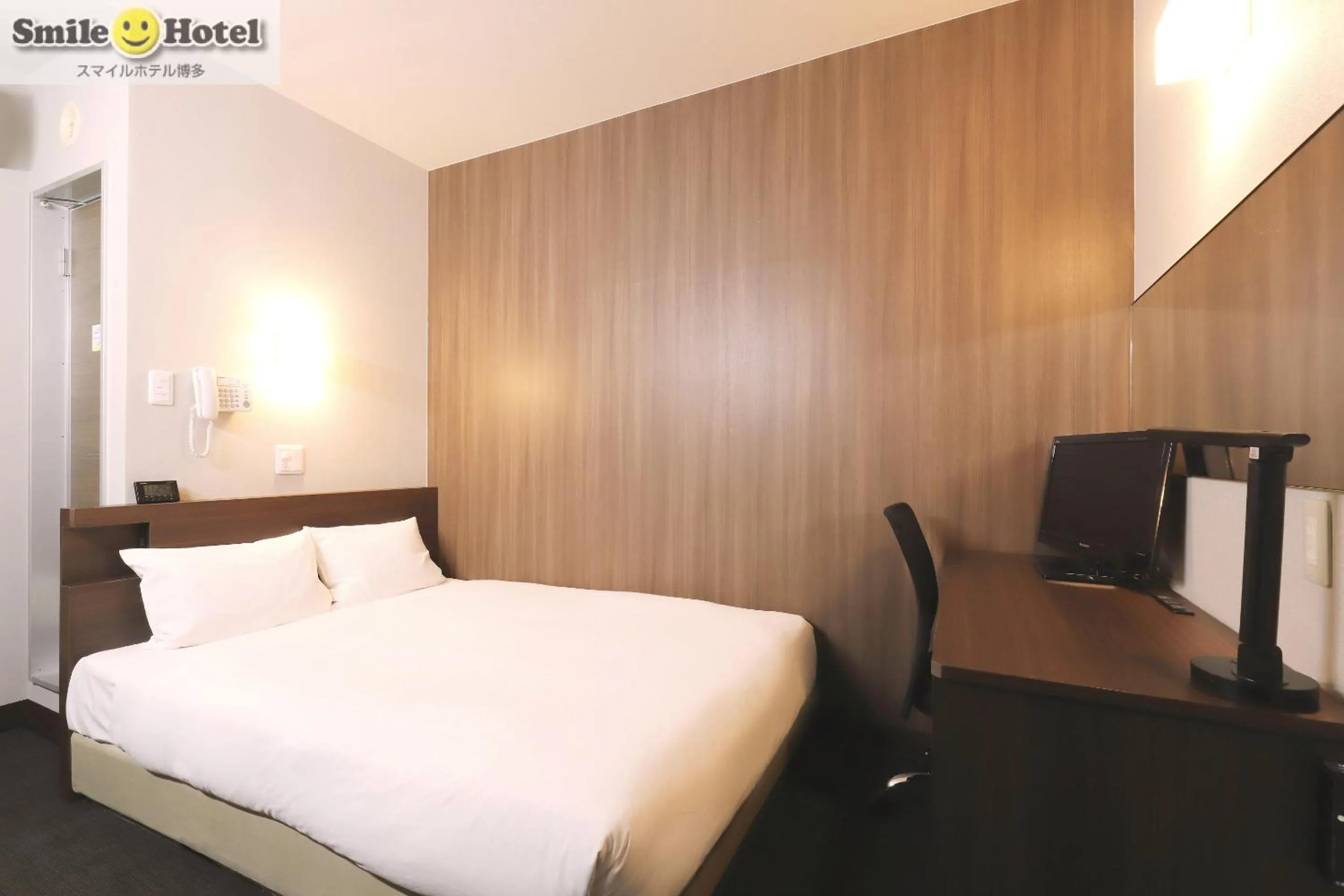 Bed, TV/Entertainment Center in Smile Hotel Hakata
