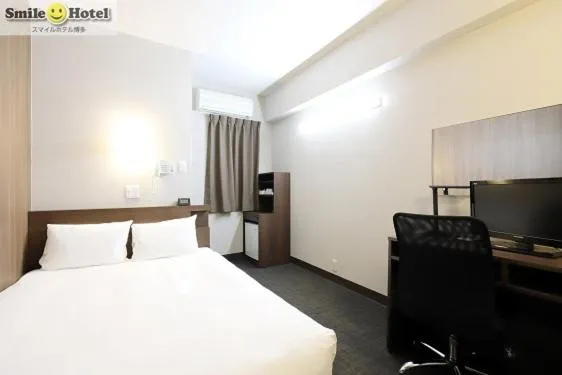 Bed, TV/Entertainment Center in Smile Hotel Hakata