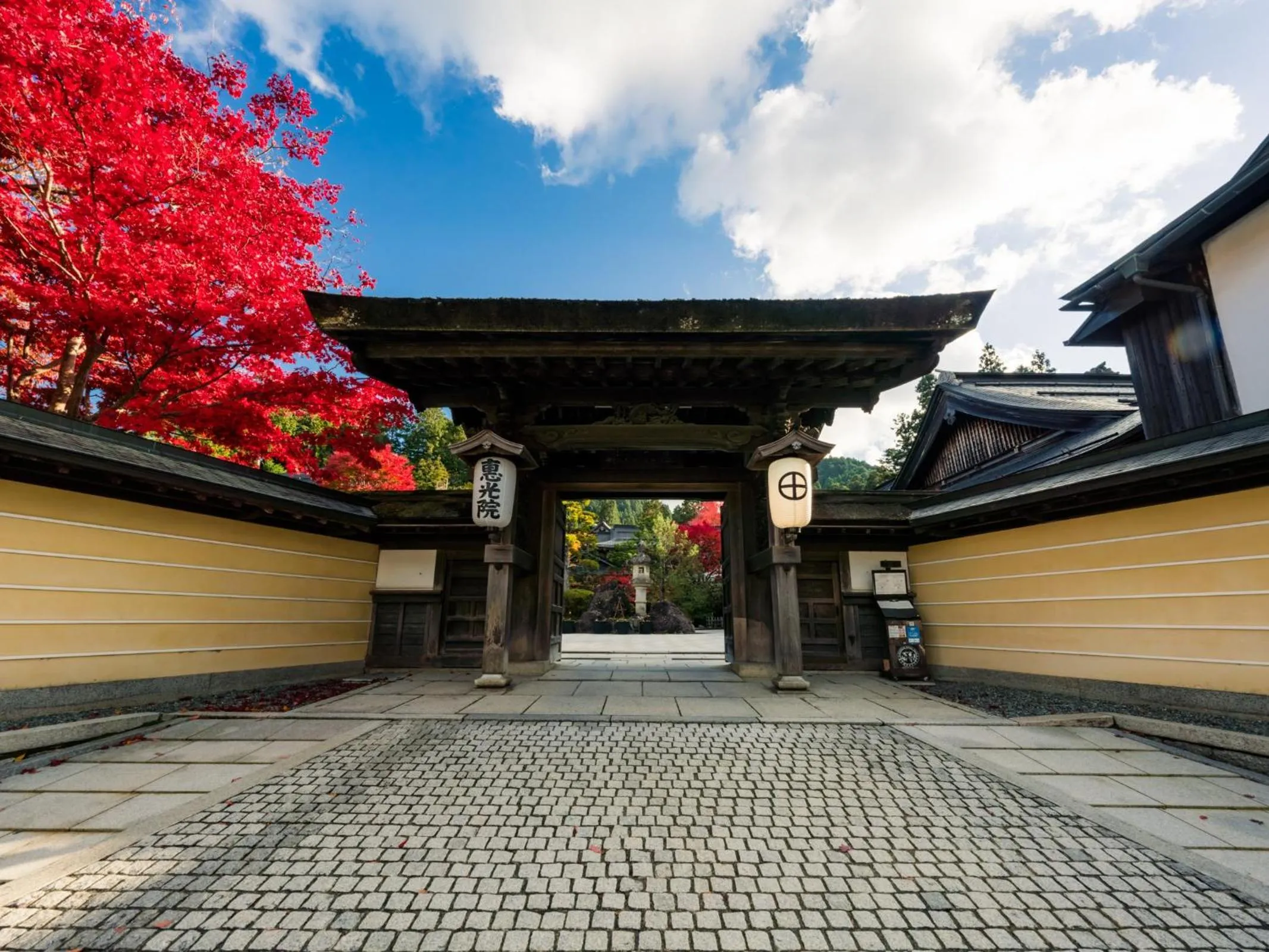 Facade/entrance in Koyasan Shukubo Ekoin