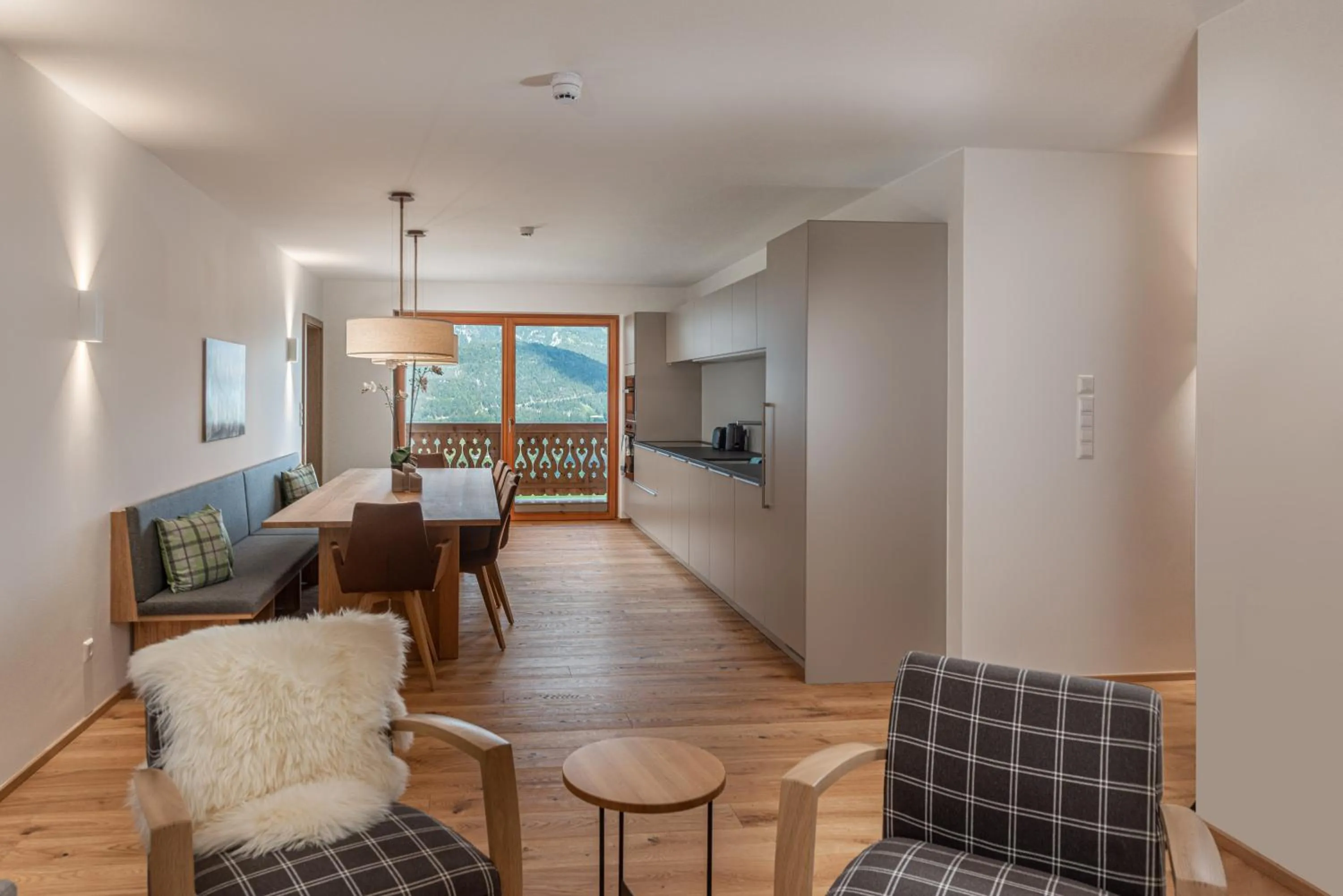 Dining area in Skylodge Alpine Homes