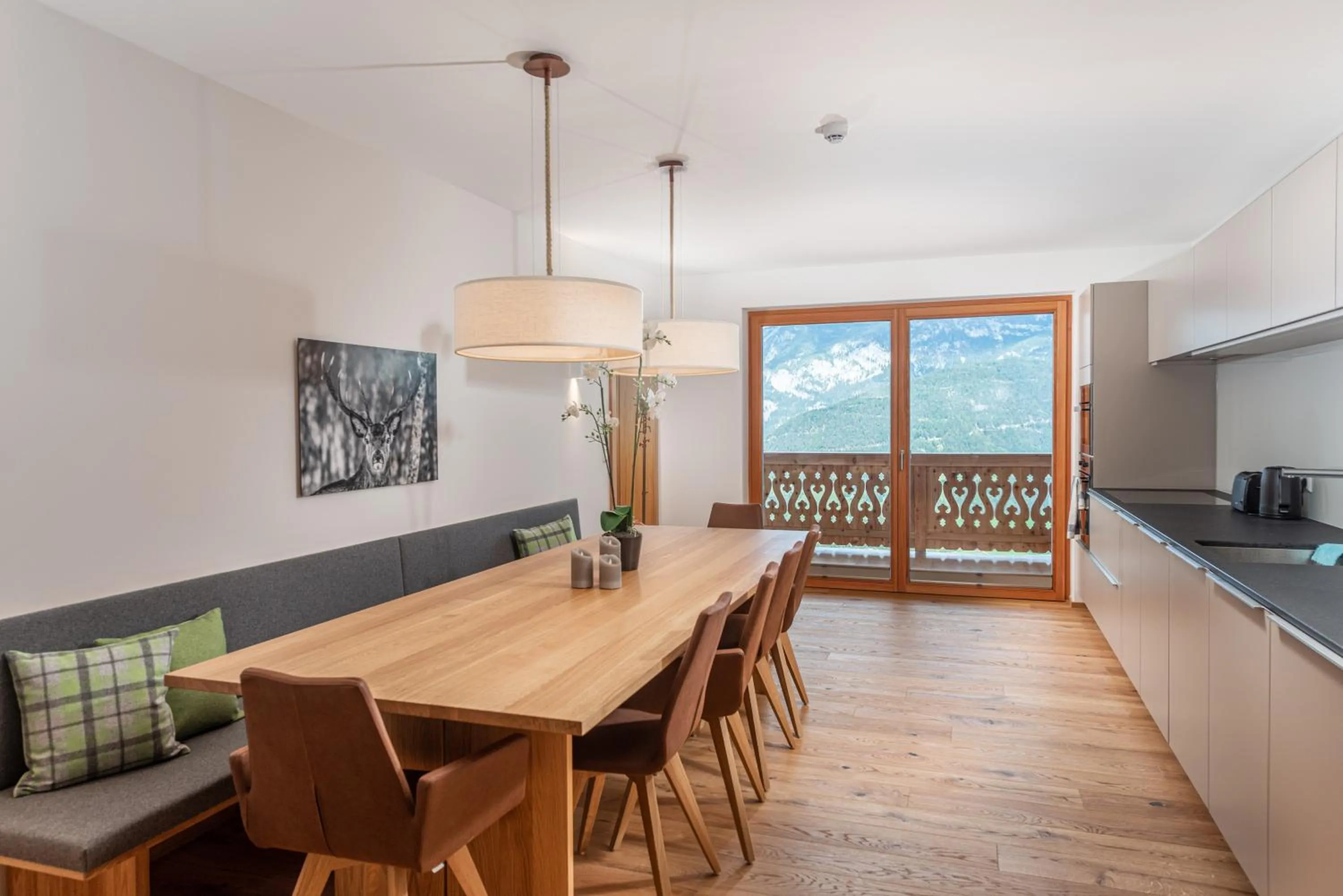 Dining area in Skylodge Alpine Homes