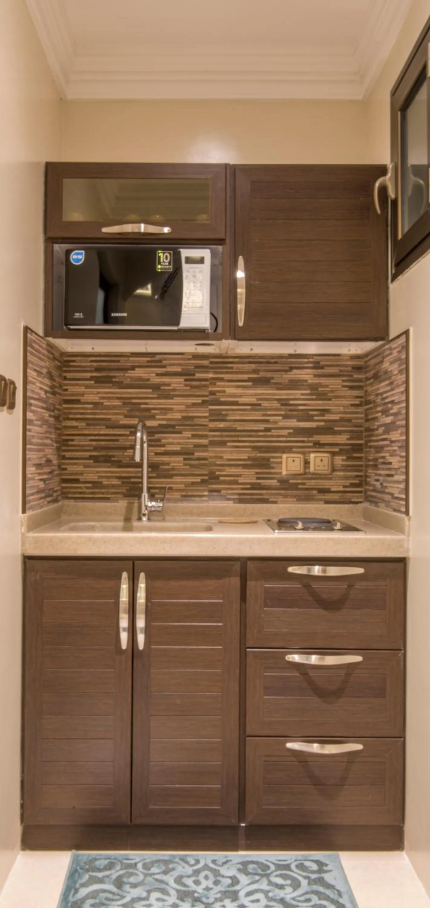 Kitchen or kitchenette in نورمينا الشرق للشقق المخدومة