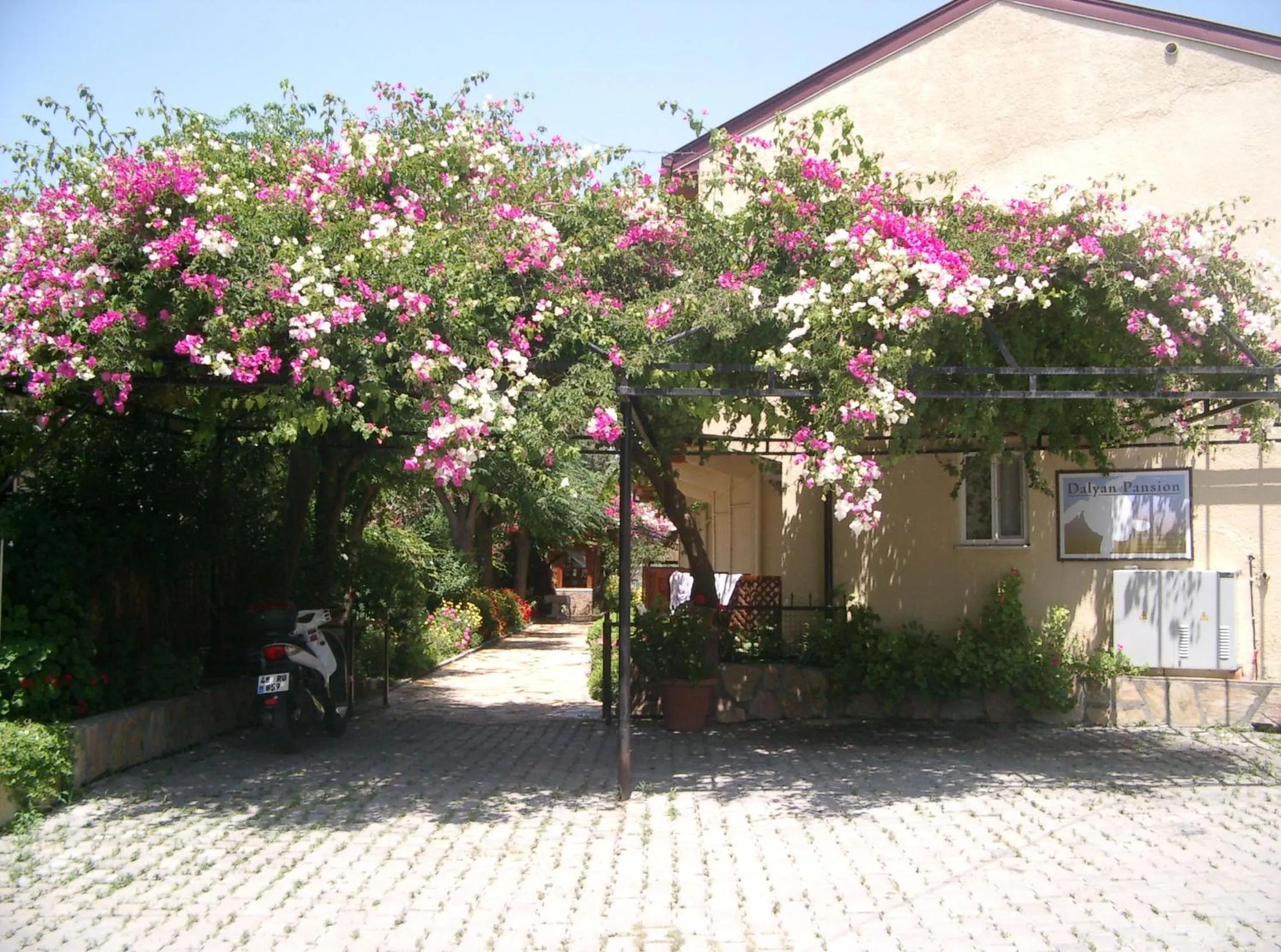 Facade/entrance in Dalyan Pension