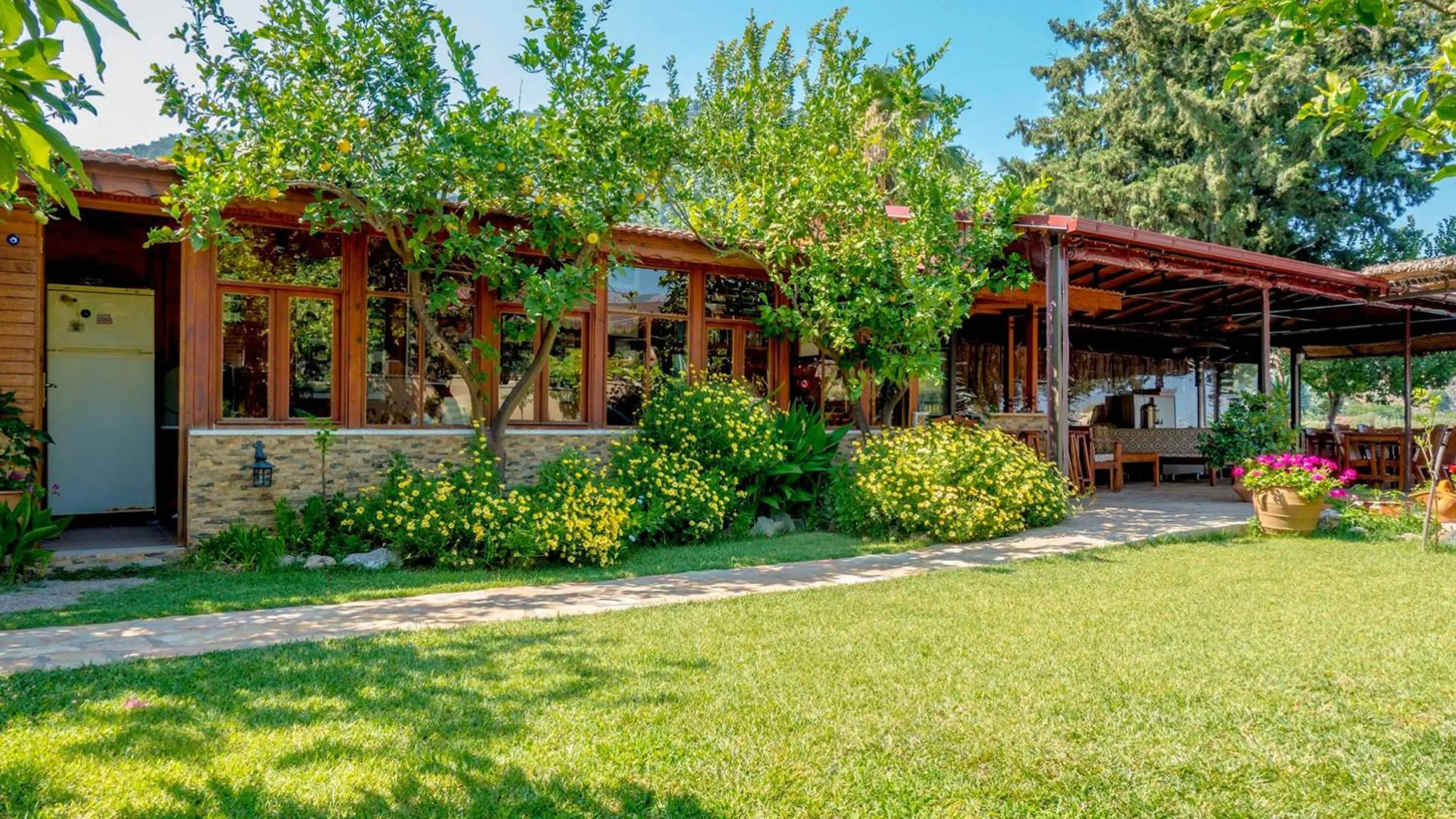 Garden in Dalyan Pension