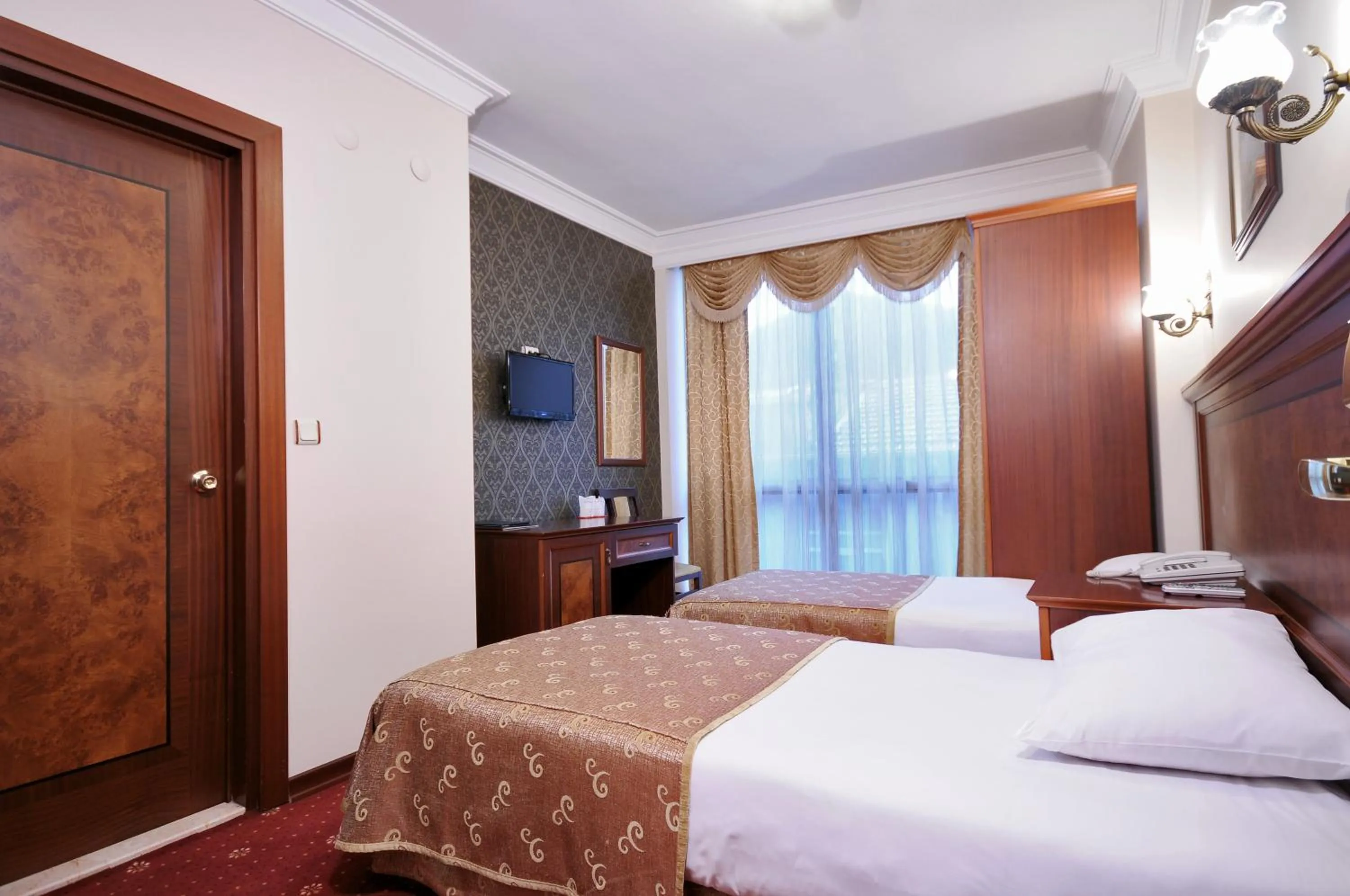 Photo of the whole room, Bed in Grand Eyuboglu Hotel