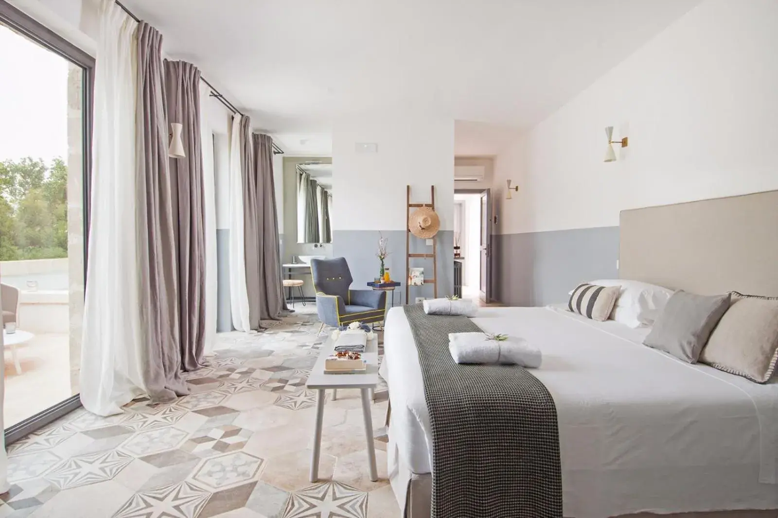 Junior Suite with external Jacuzzi in Masseria San Giovanni - Epoca Collection Junior Suite with external Jacuzzi in Masseria San Giovanni - Epoca Collection