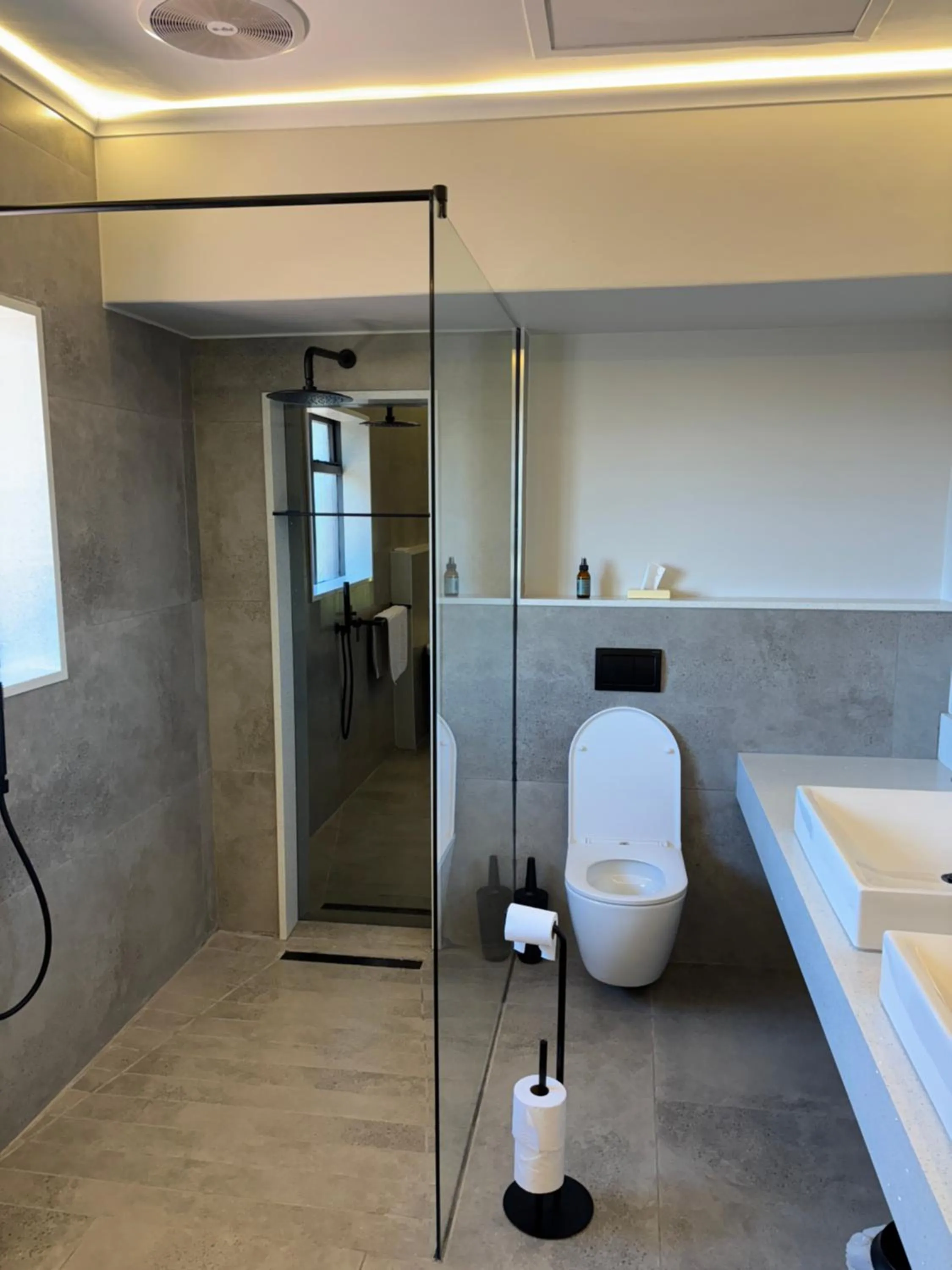 Shower in Dolphin Dunes Guesthouse