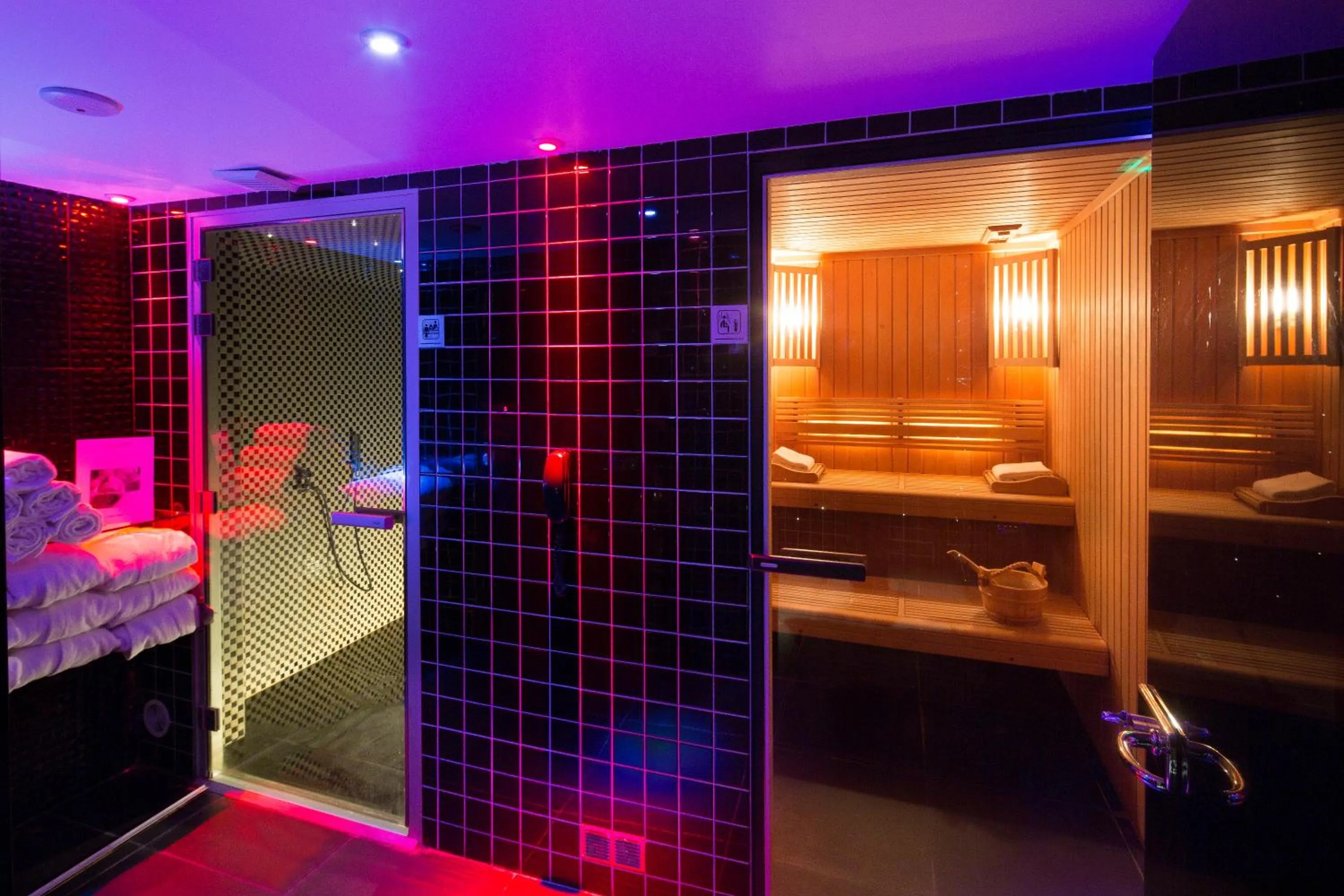 Steam room, Bed in Platine Hotel