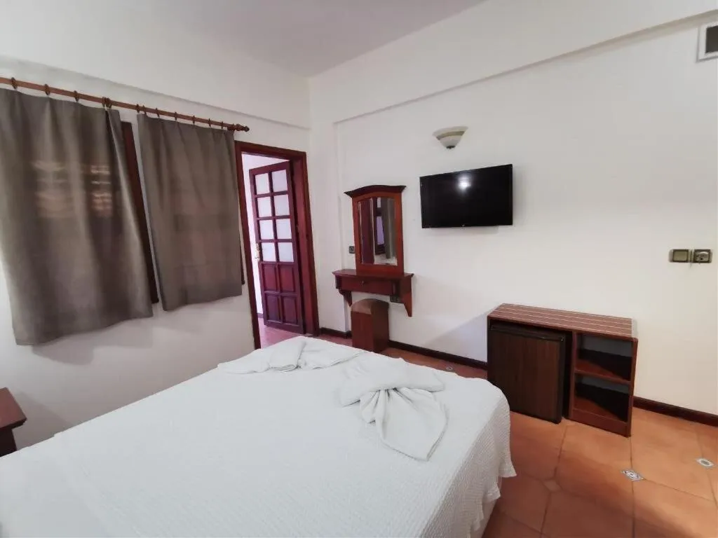 TV and multimedia, Bed in Club Pink Palace Hotel