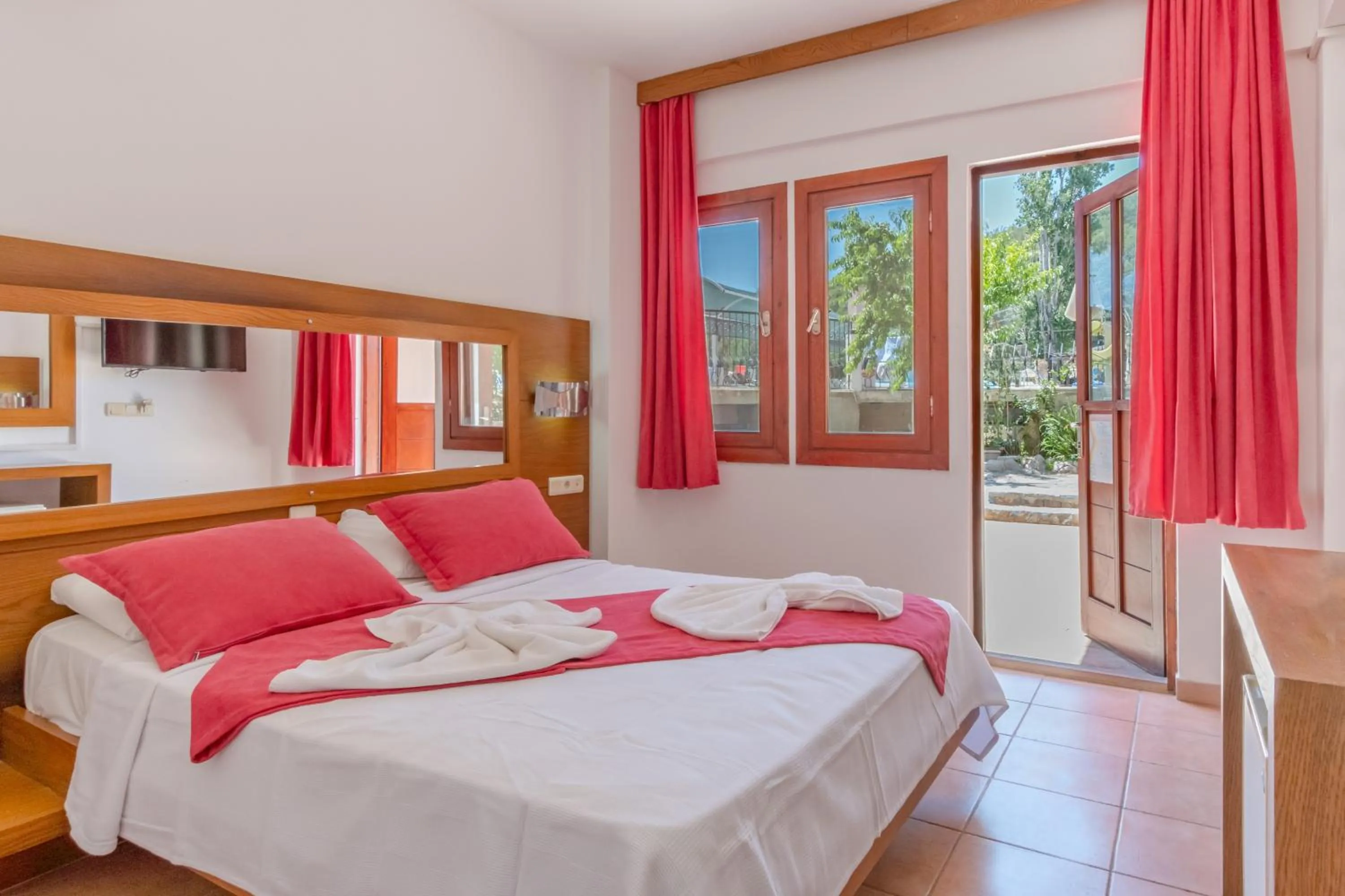 Photo of the whole room, Bed in Club Pink Palace Hotel