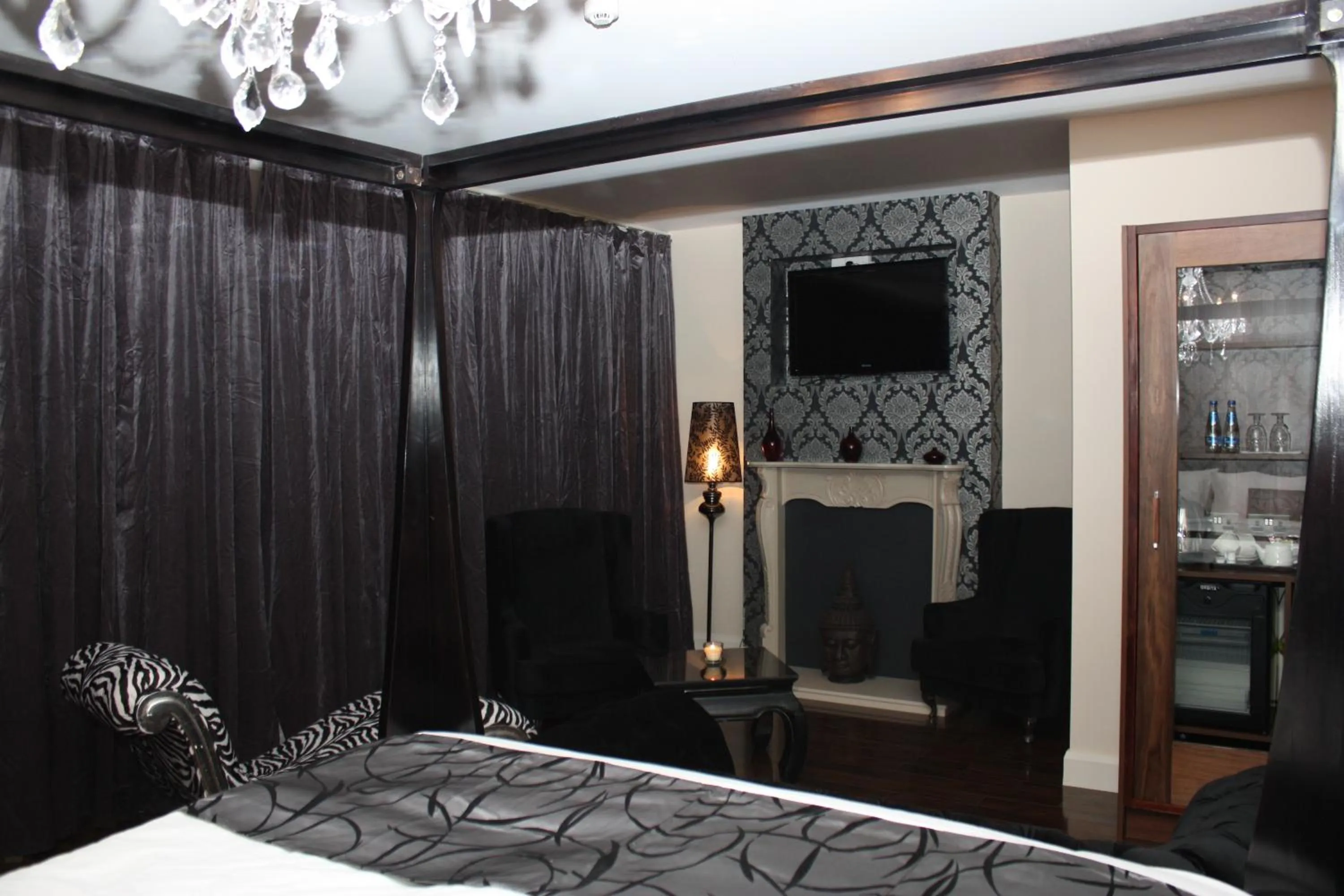 Photo of the whole room, Bed in The Talbot Hotel